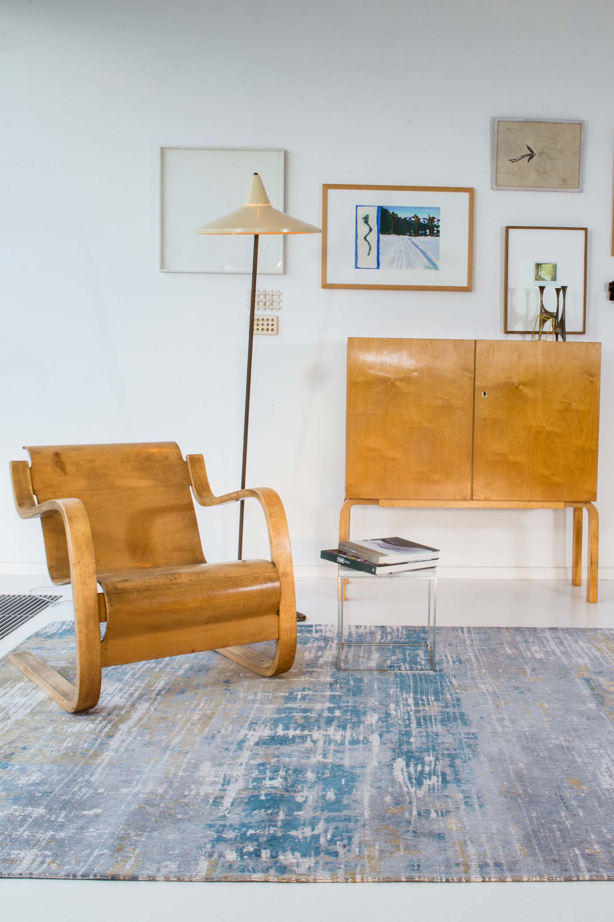 Flatweave rug with abstract stripe design in blue