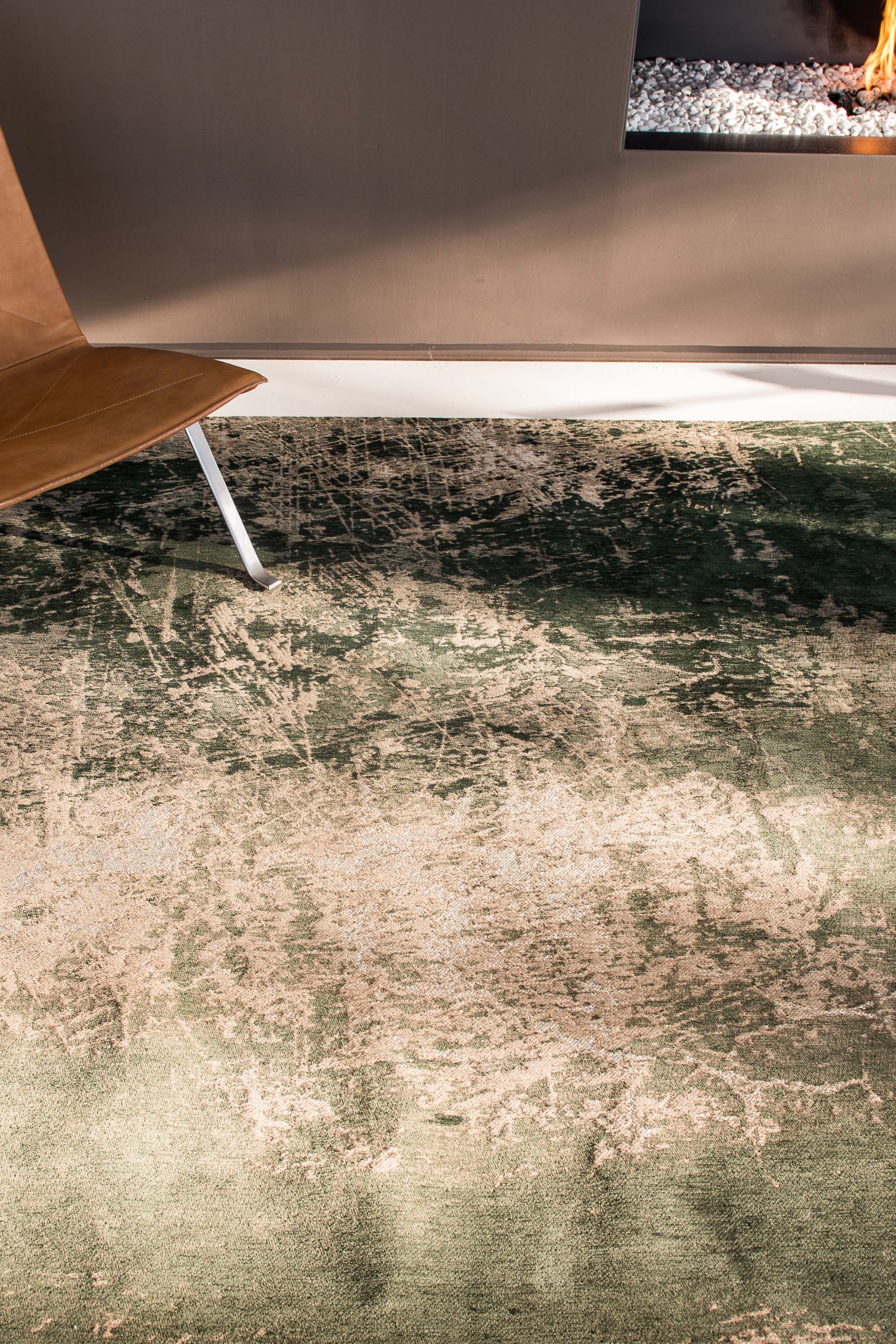 Flatweave rug with faded jagged abstract design in grey and green