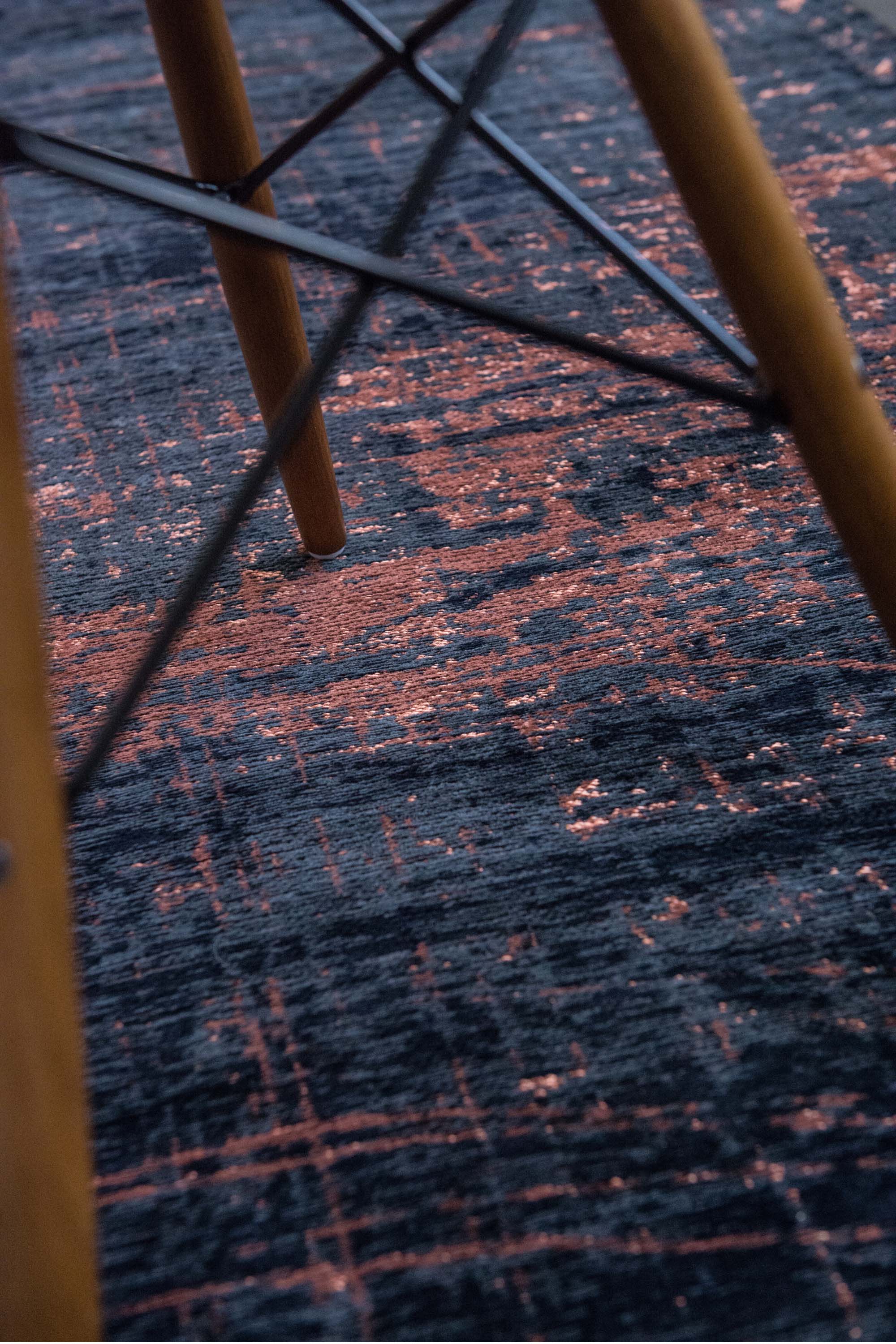 Black flatweave rug with copper brown abstract pattern