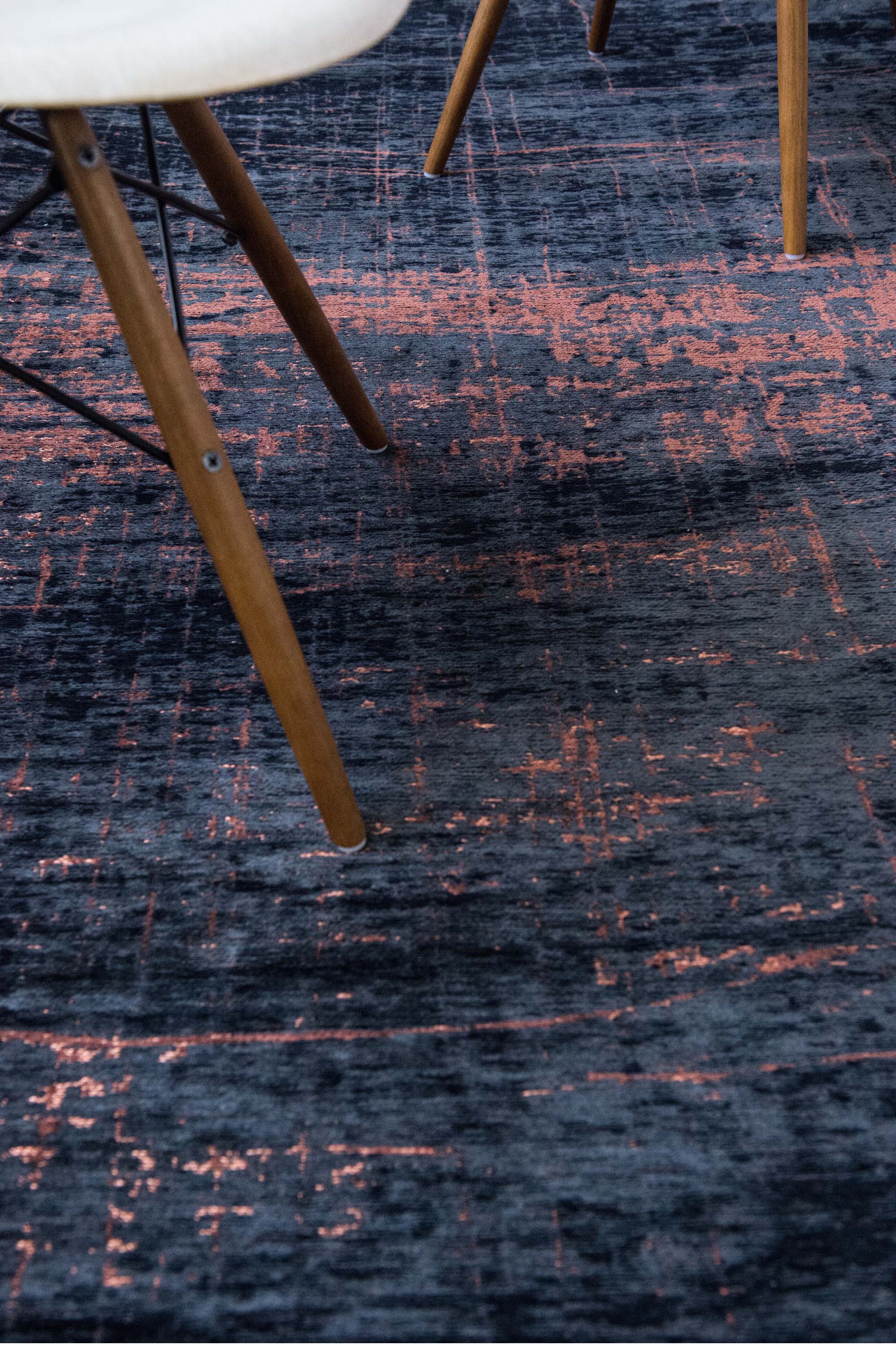 Black flatweave rug with copper brown abstract pattern
