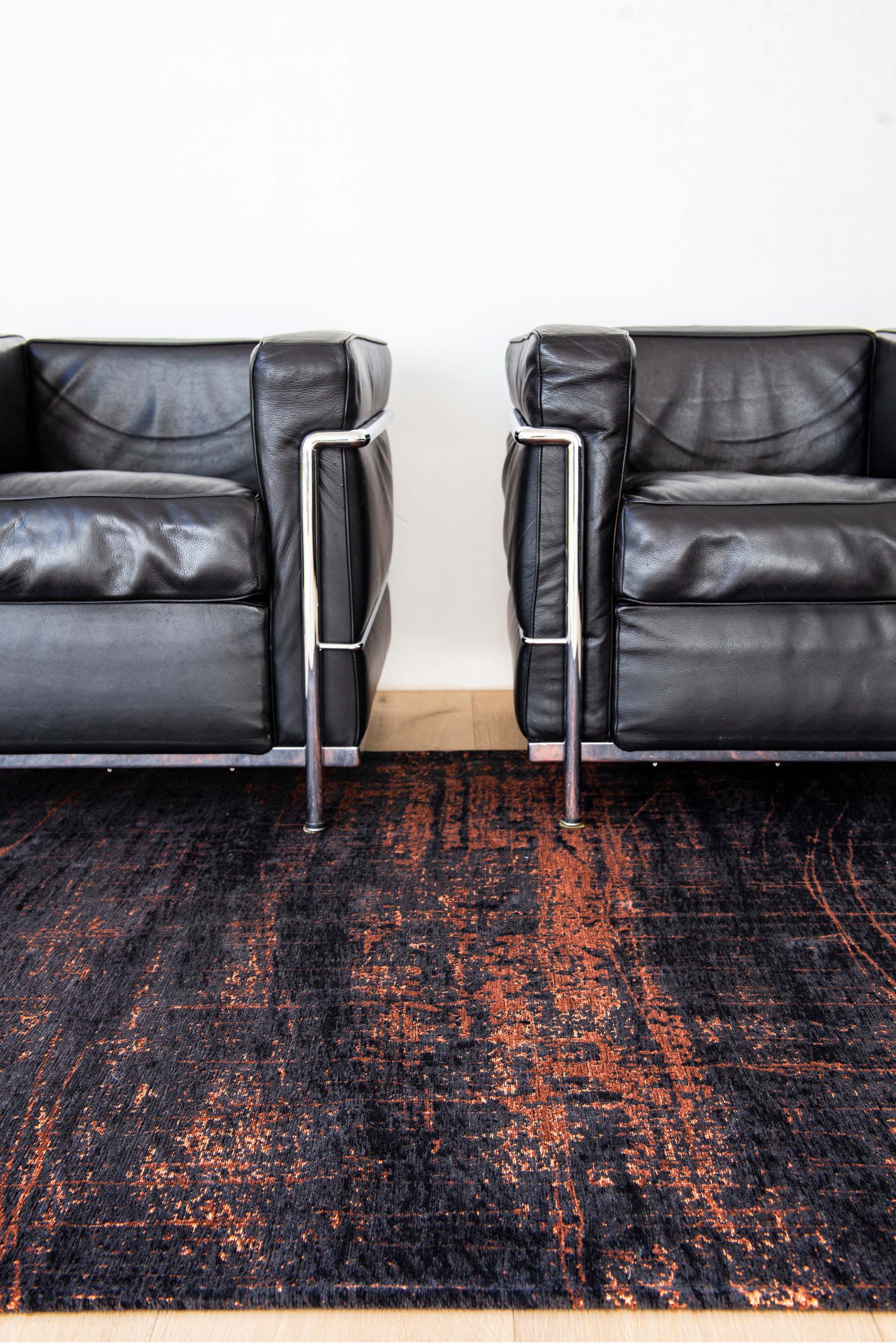 Black flatweave rug with copper brown abstract pattern