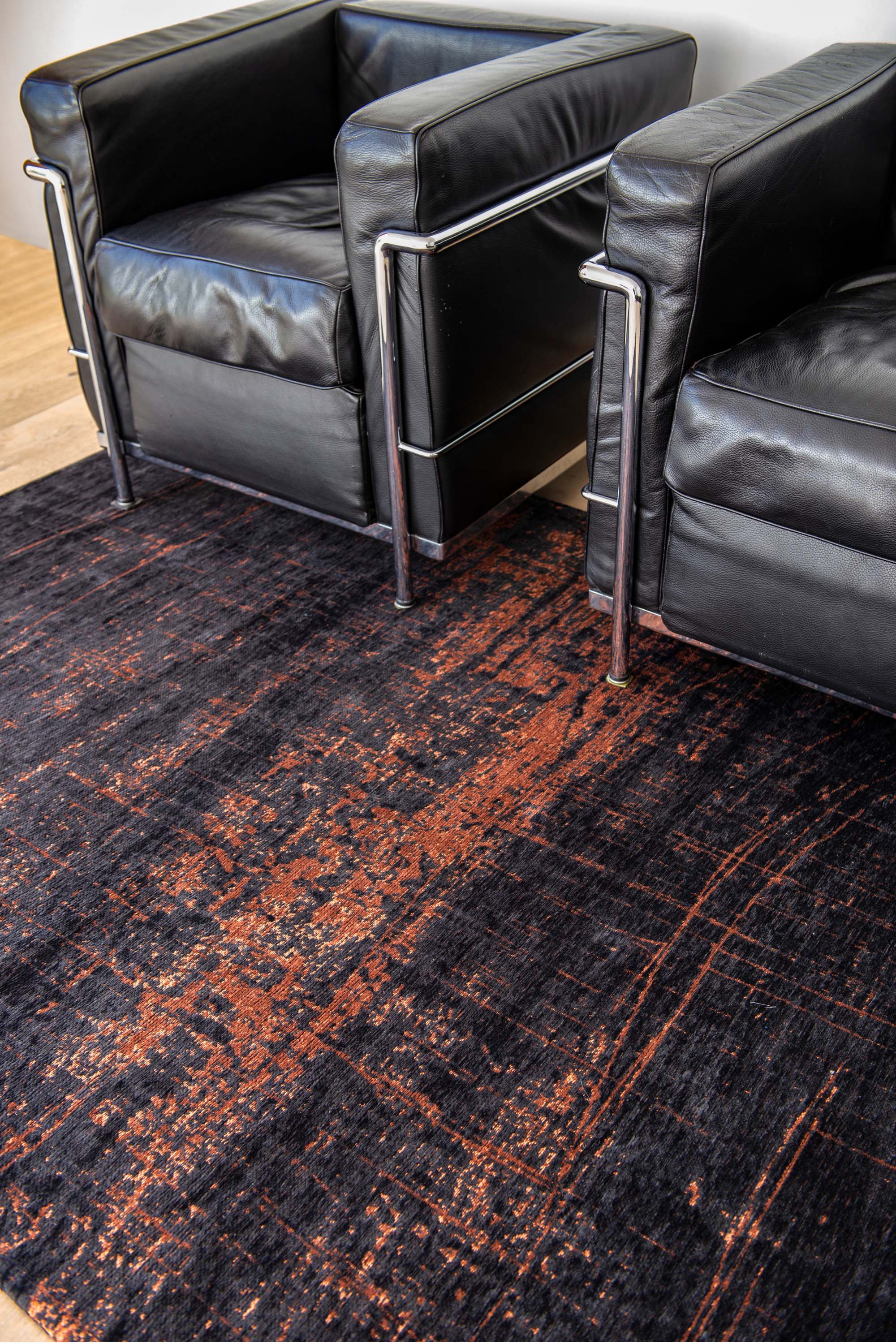 Black flatweave rug with copper brown abstract pattern