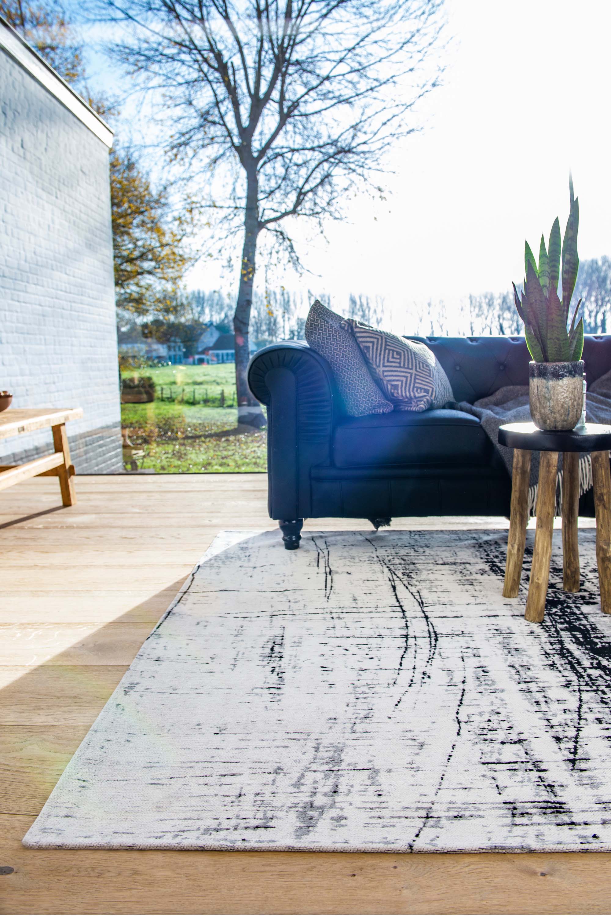 White flatweave rug with grey and black abstract pattern