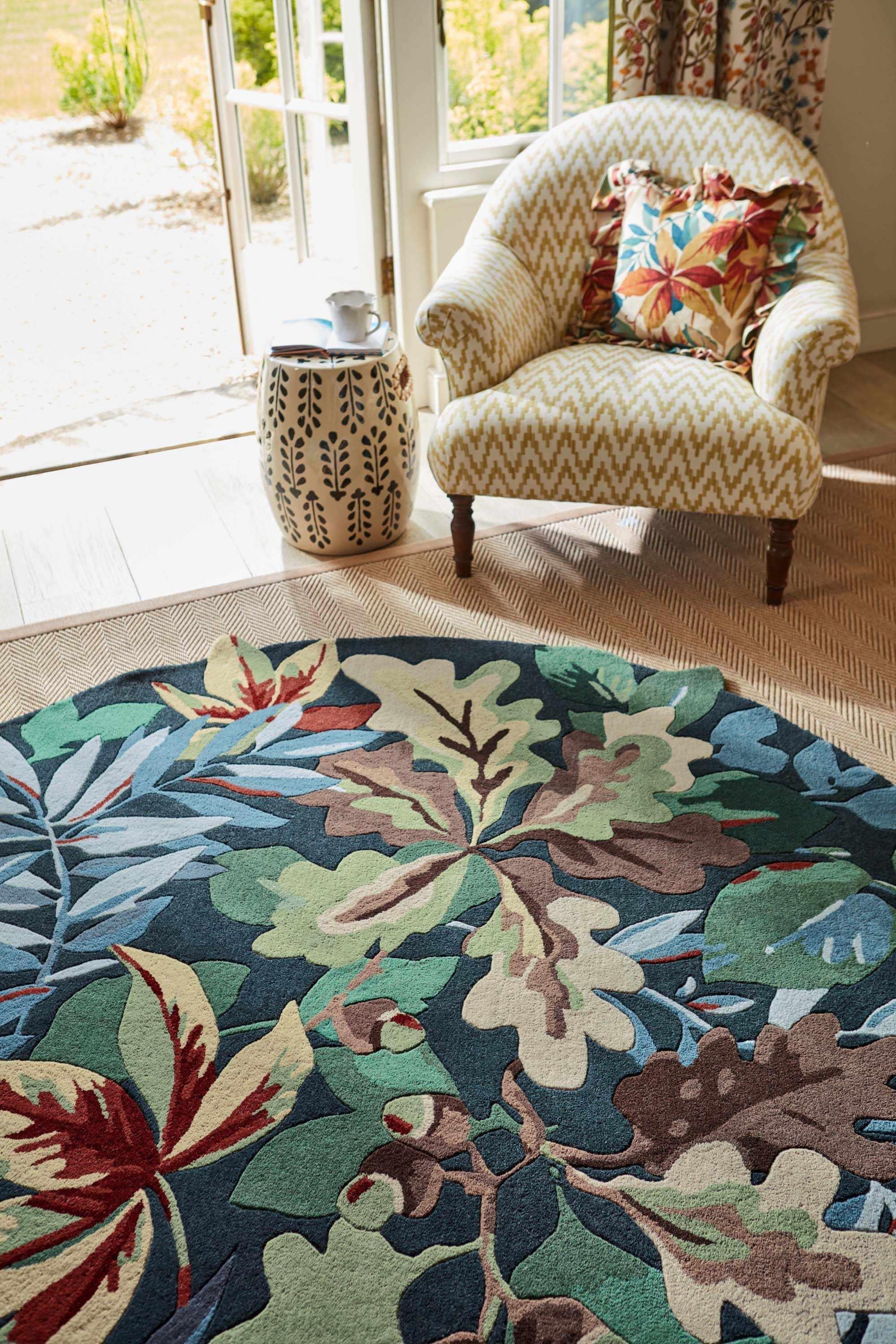 Circle floral rug with extruding pattern in blue and natural tones