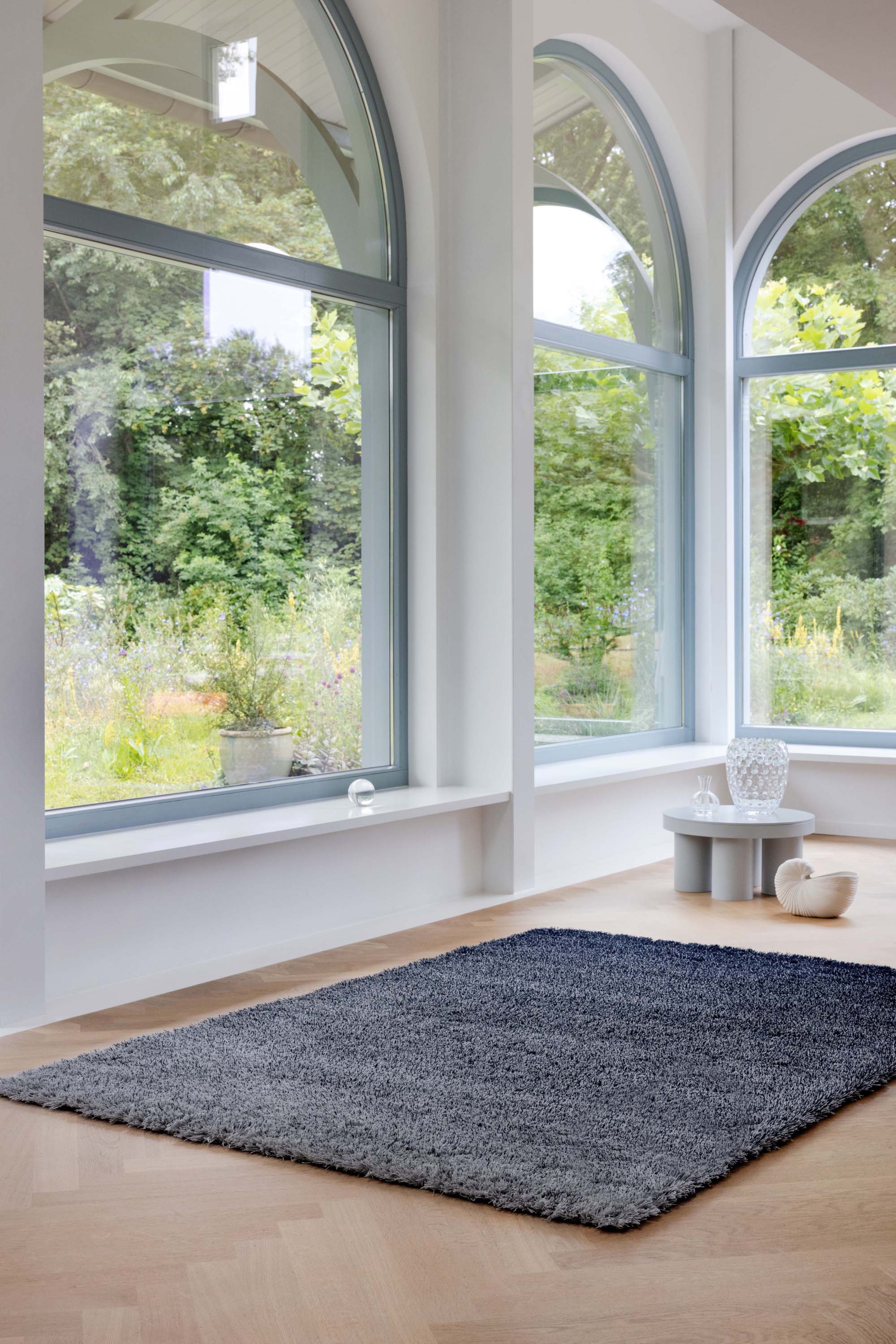 Plain blue rug with shaggy pile
