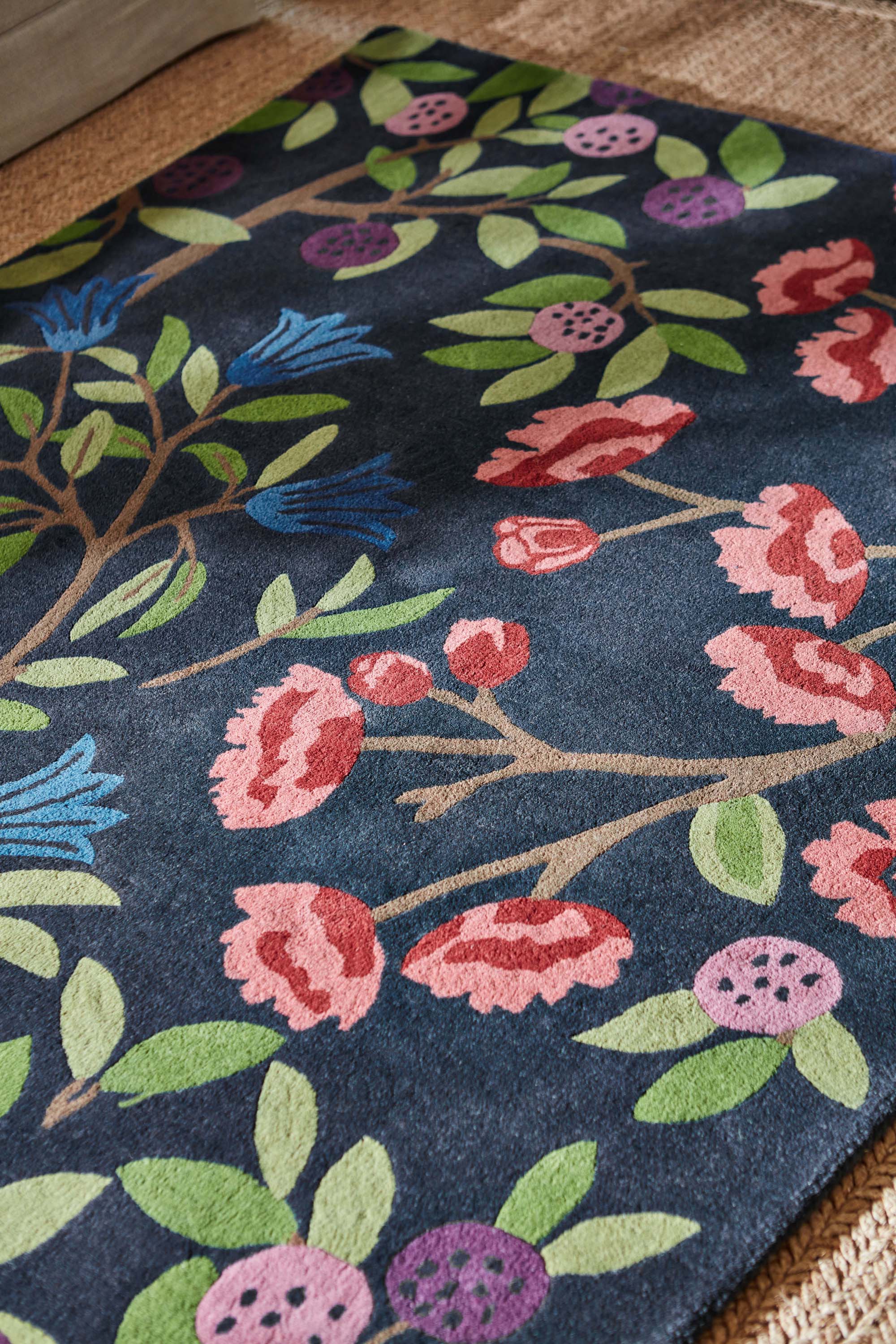 Modern rug with floral pattern in blue and natural tones