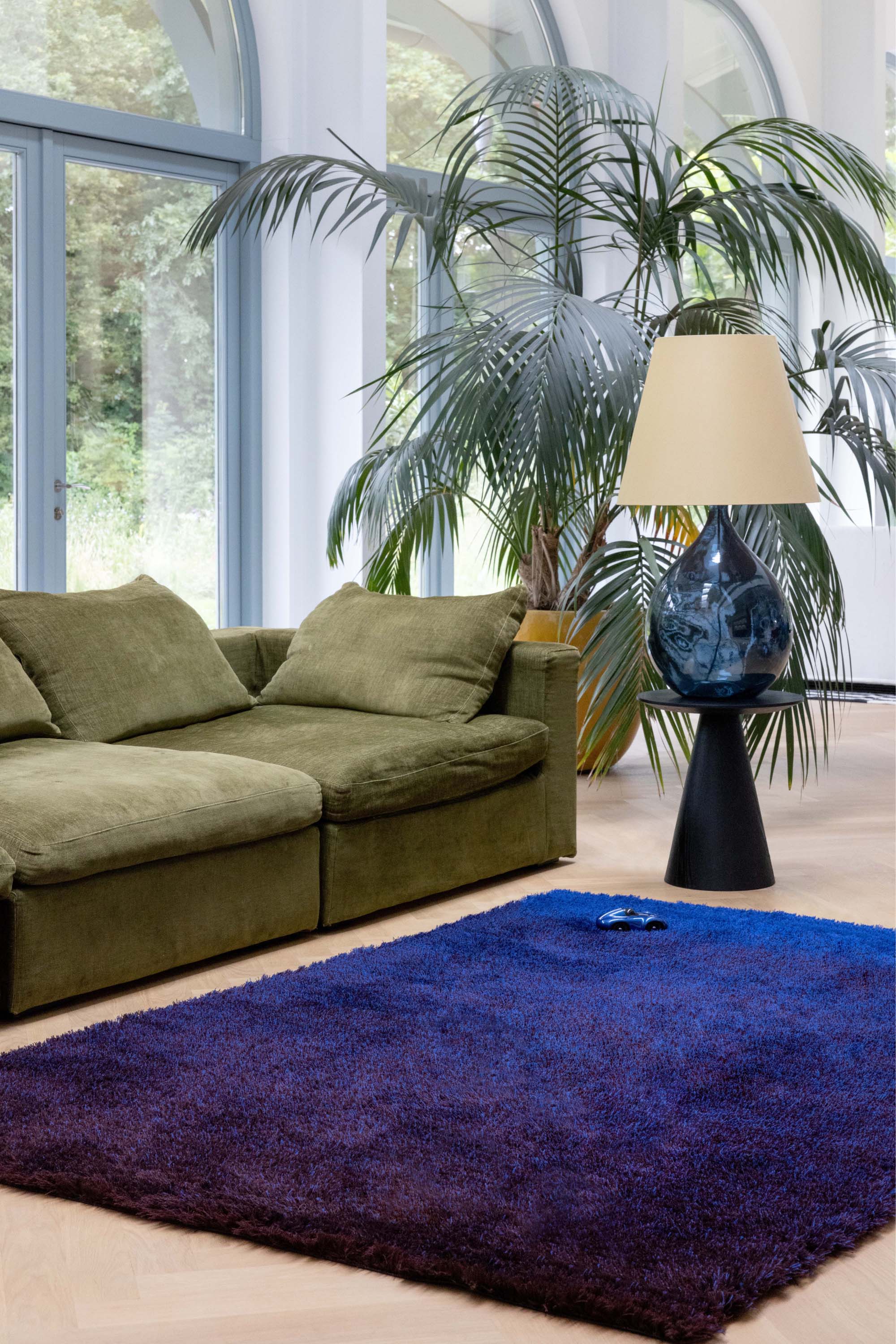 Plain blue rug with shaggy pile