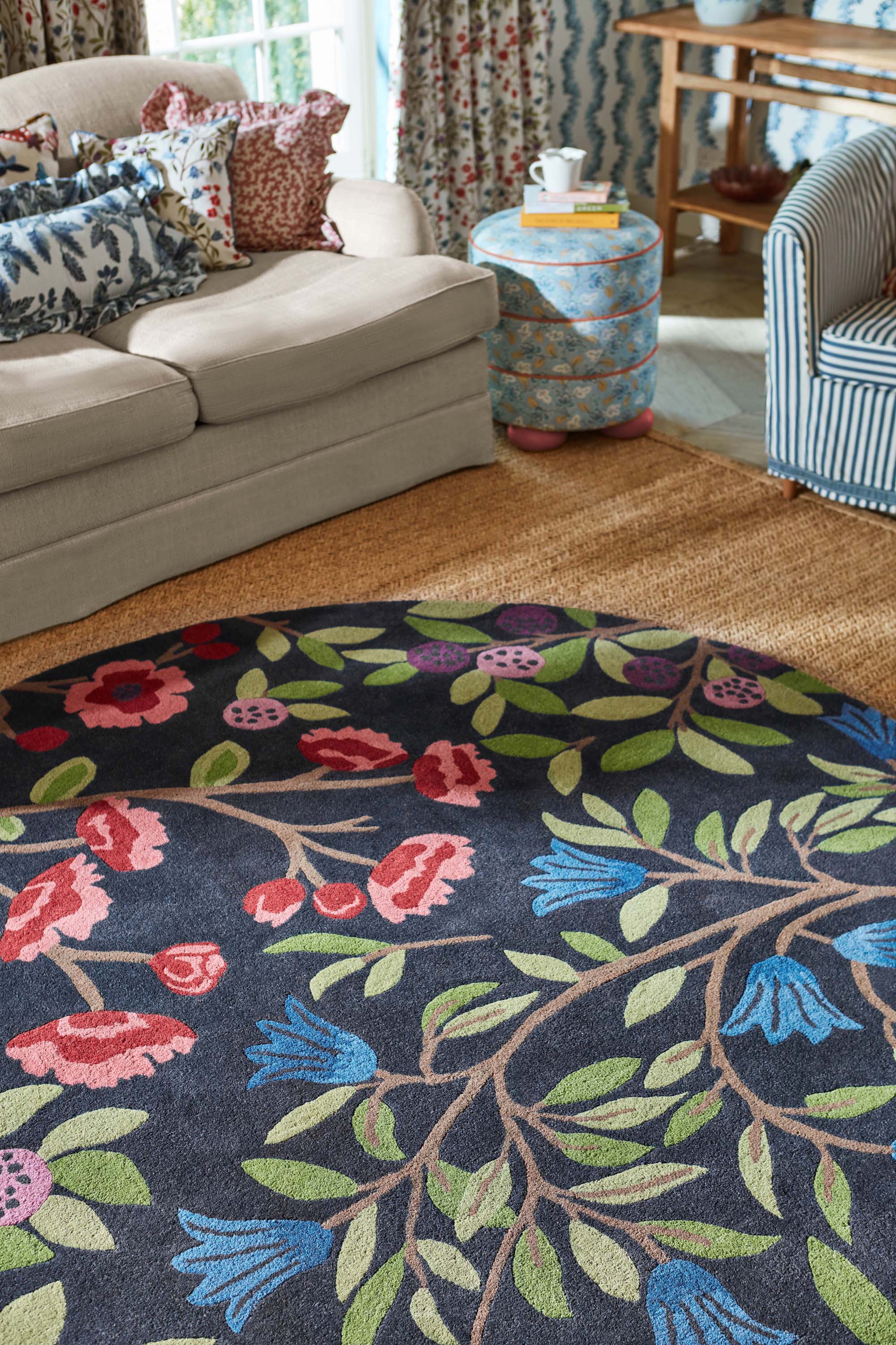 Modern circle rug with floral pattern in blue and natural tones