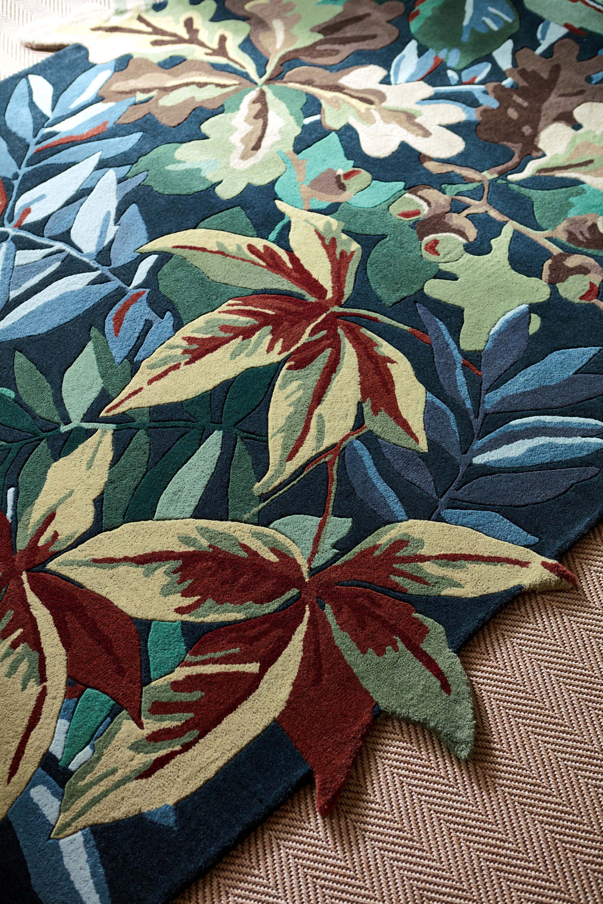 Floral rug with extruding pattern in blue and natural tones