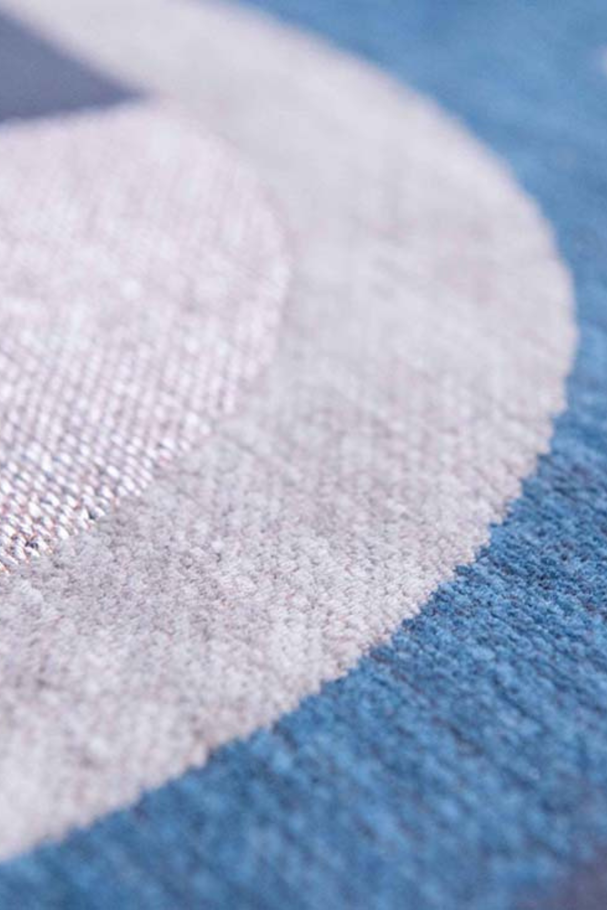 Flatweave area runner rug with retro pattern in blue