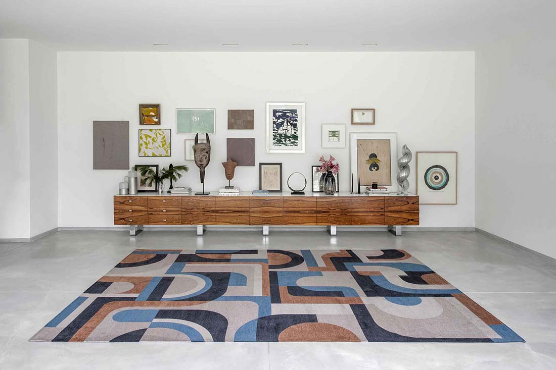 flatweave area rug with retro pattern in blue