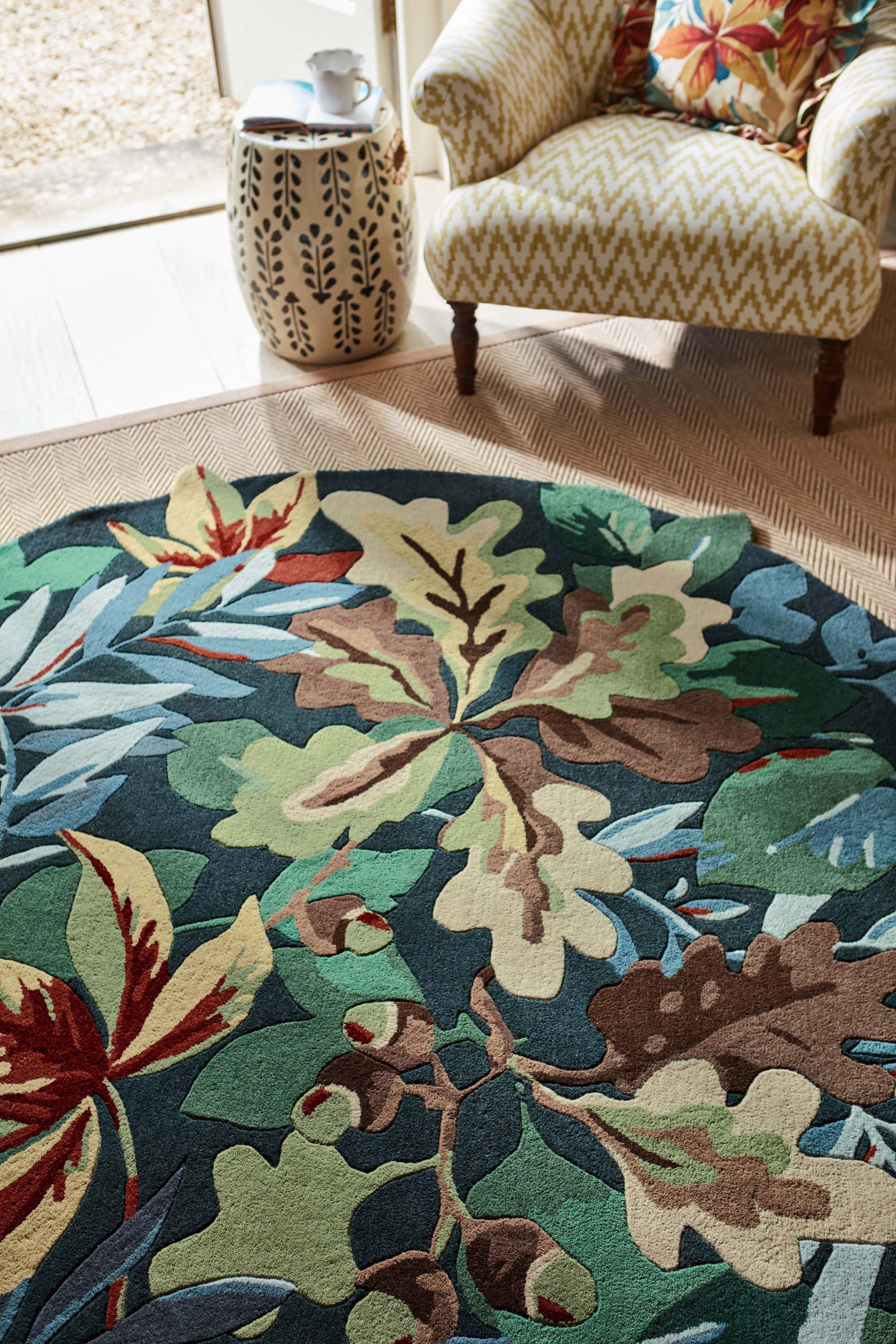 Circle floral rug with extruding pattern in blue and natural tones