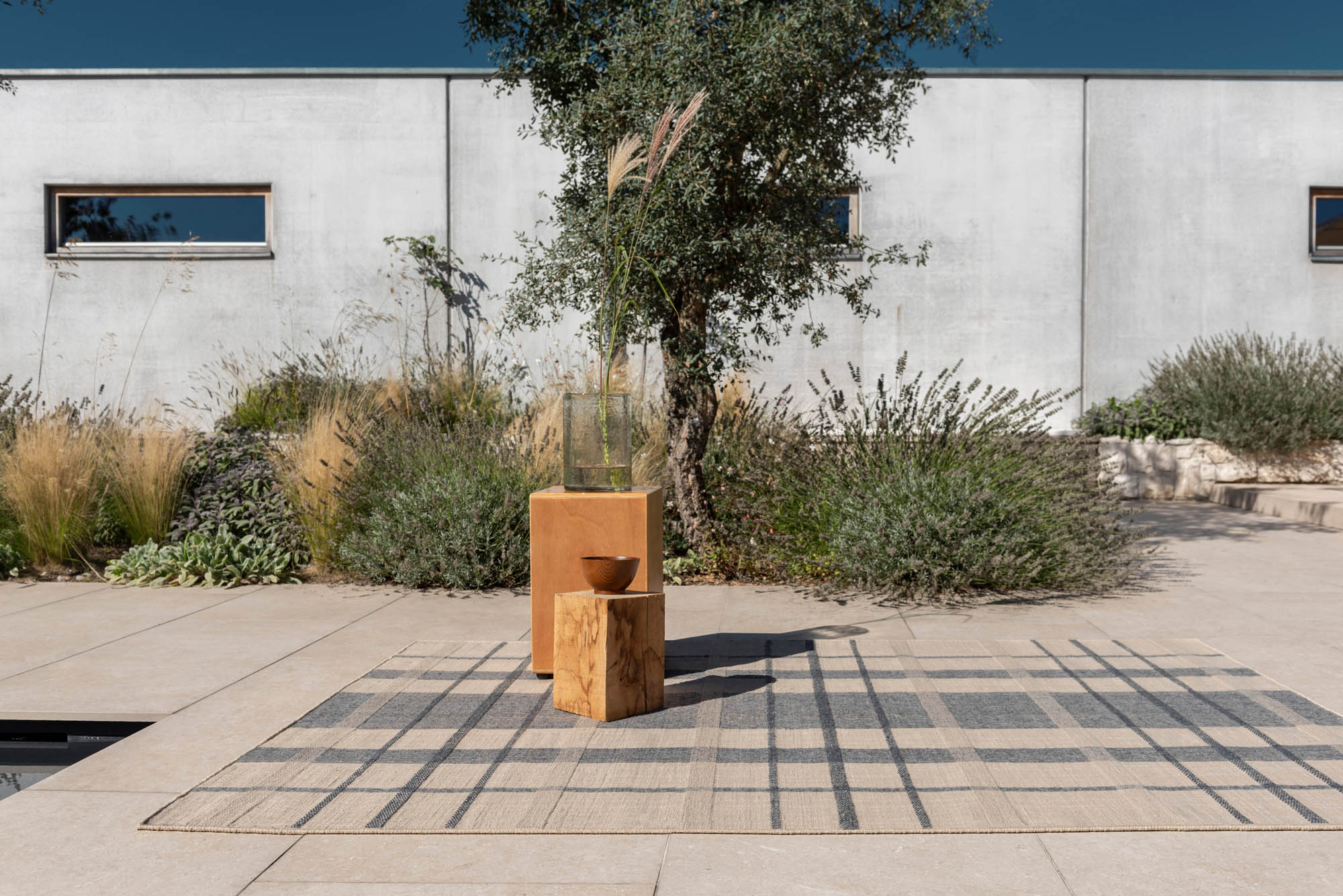 Modern beige geometric rug with blue pattern