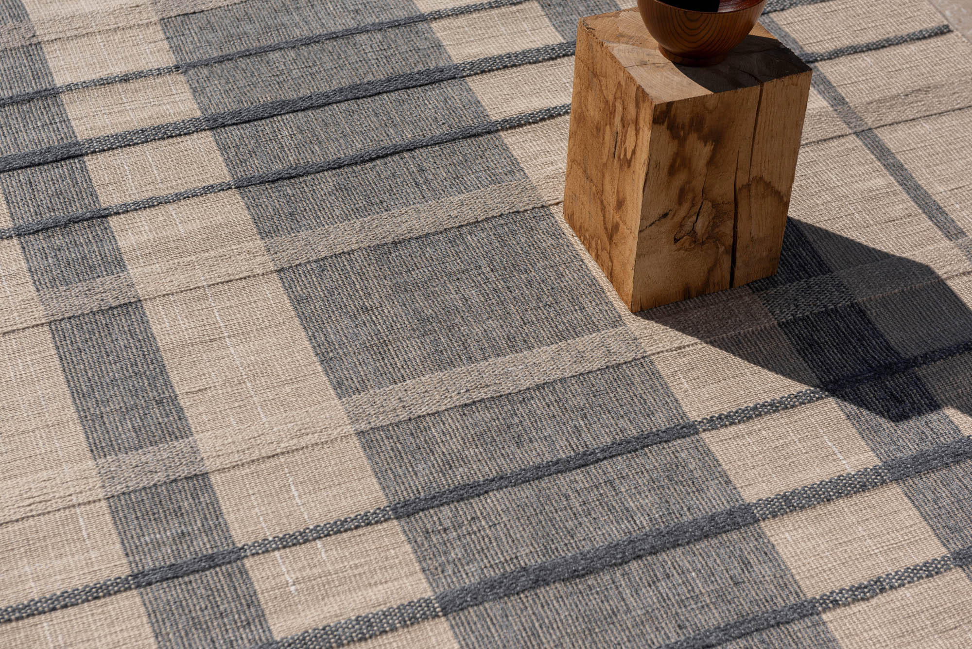 Modern beige geometric rug with blue pattern