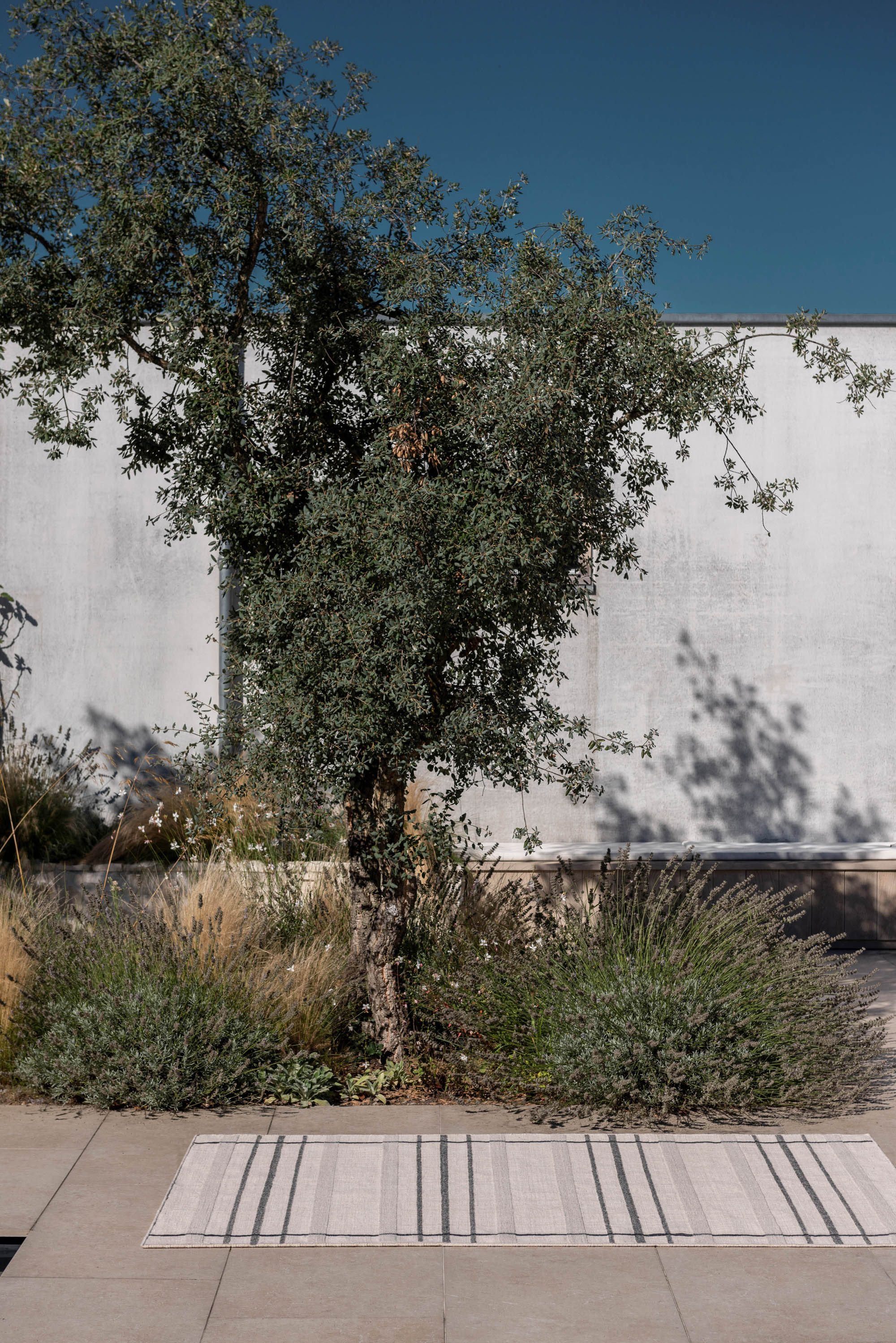 Modern beige geometric rug black pattern