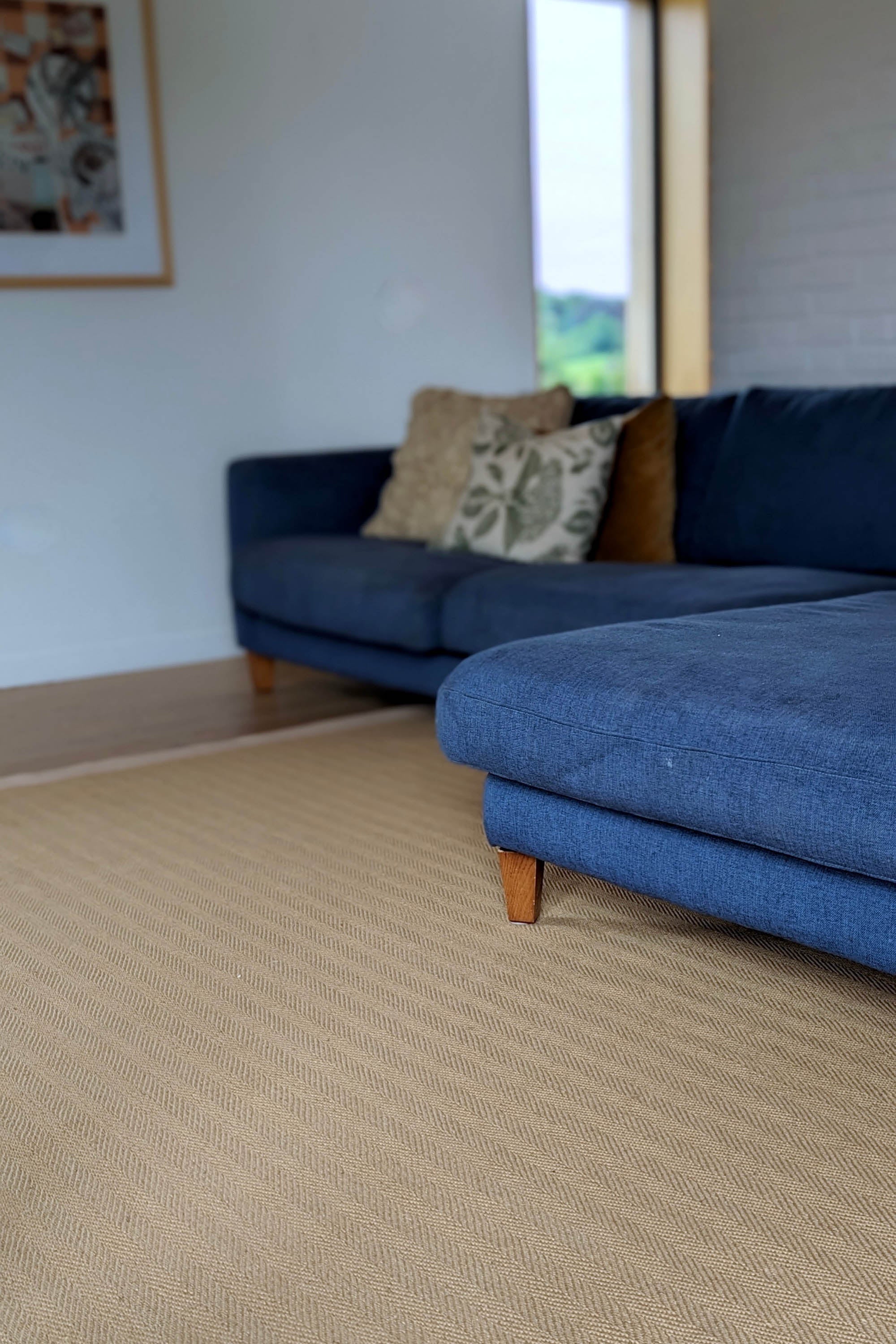 Sisal rug with herringbone pattern and beige linen border