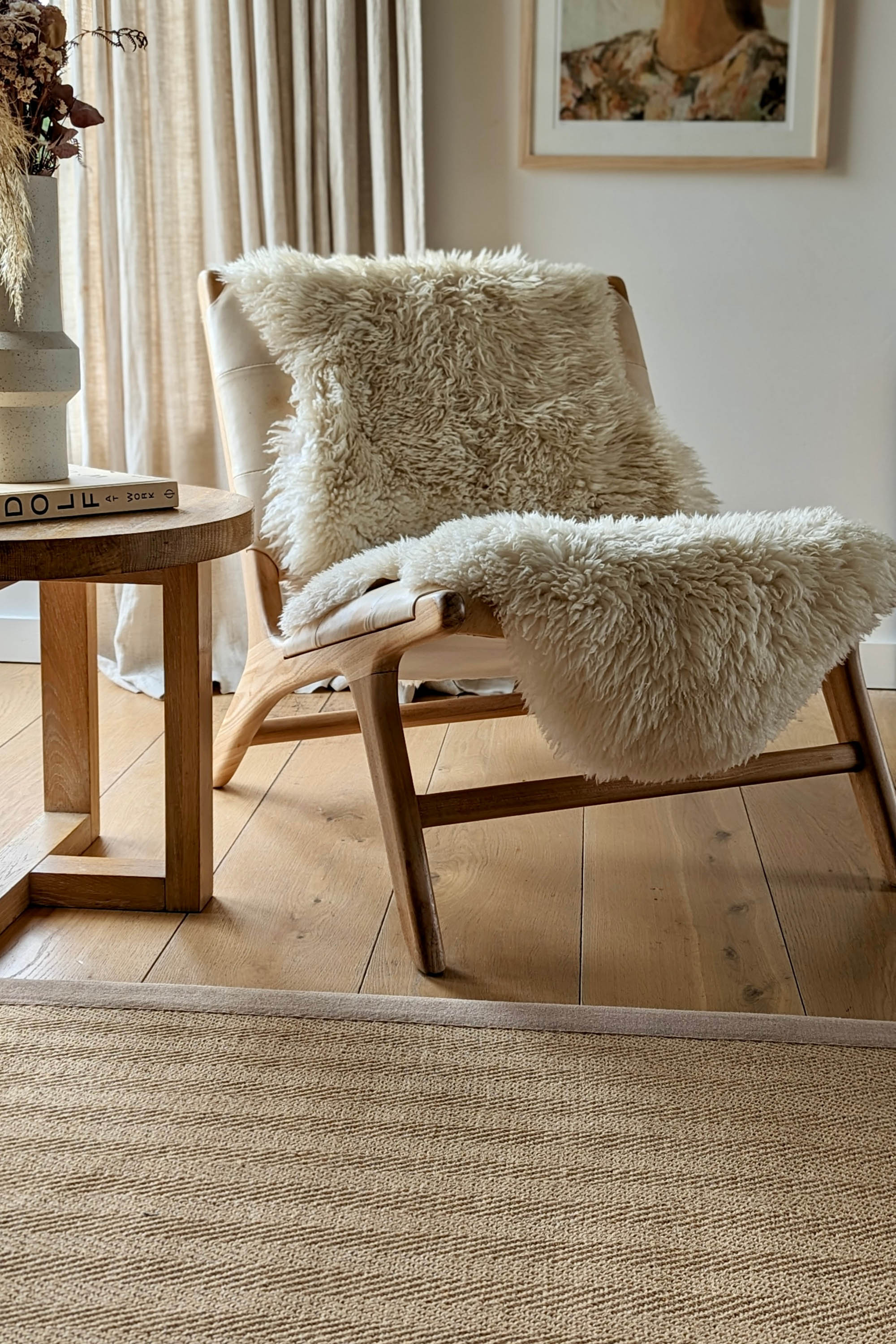 Sisal rug with herringbone pattern and beige linen border