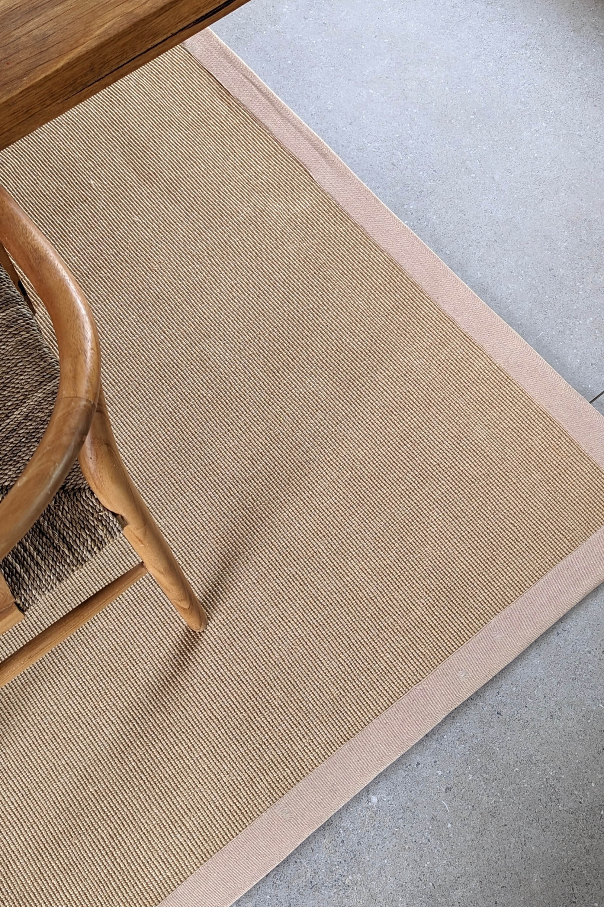 Sisal rug with beige linen border