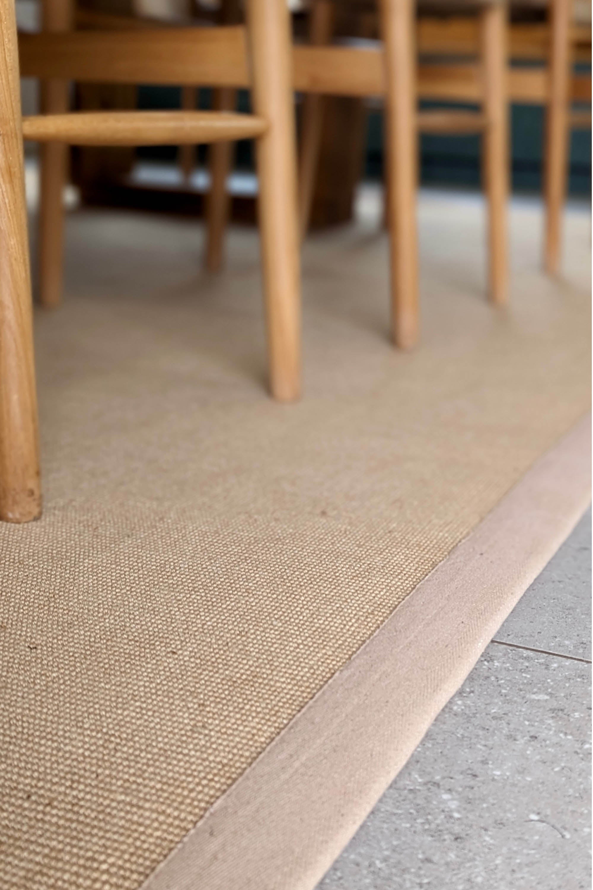Sisal rug with beige linen border