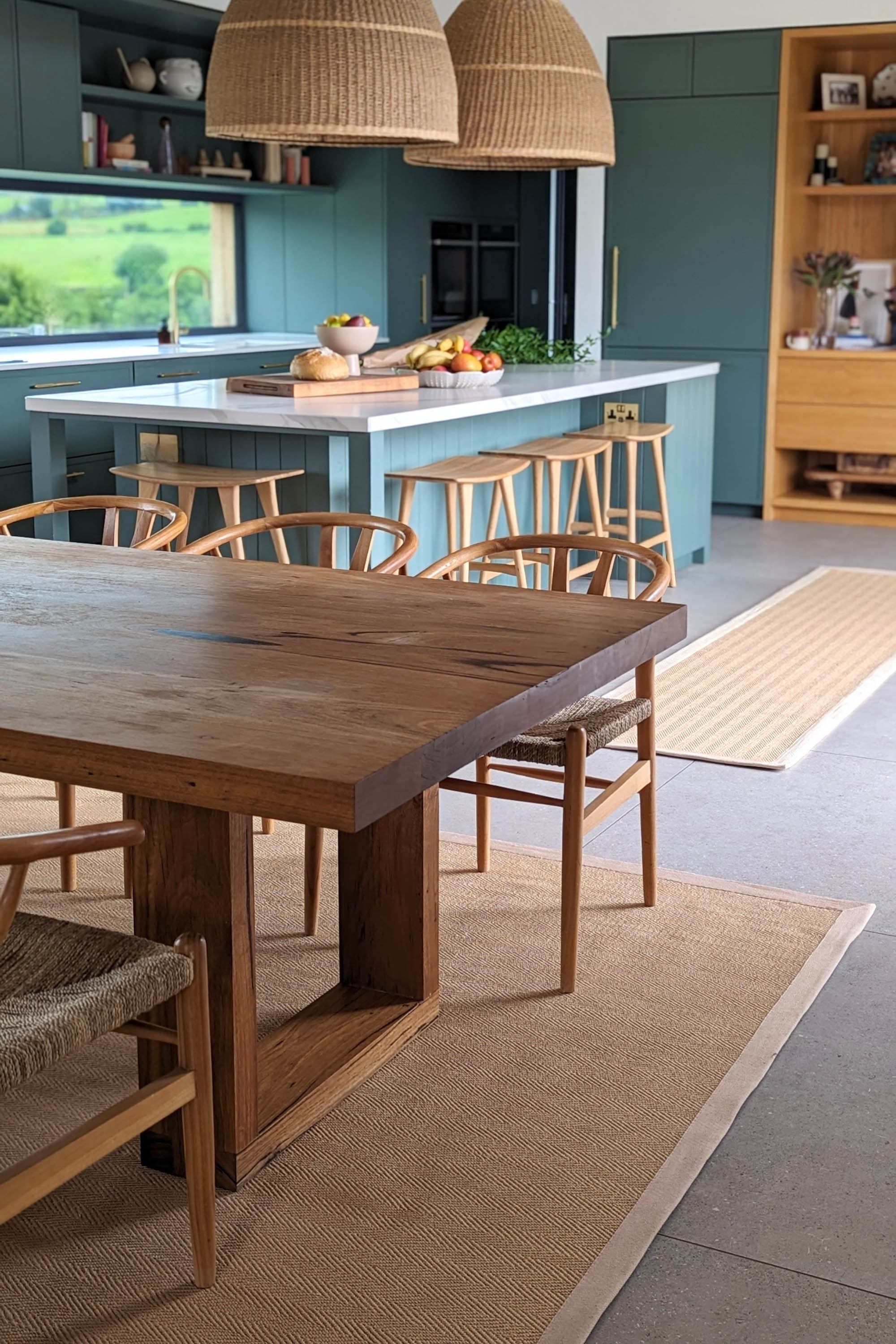 Sisal rug with herringbone pattern and beige linen border