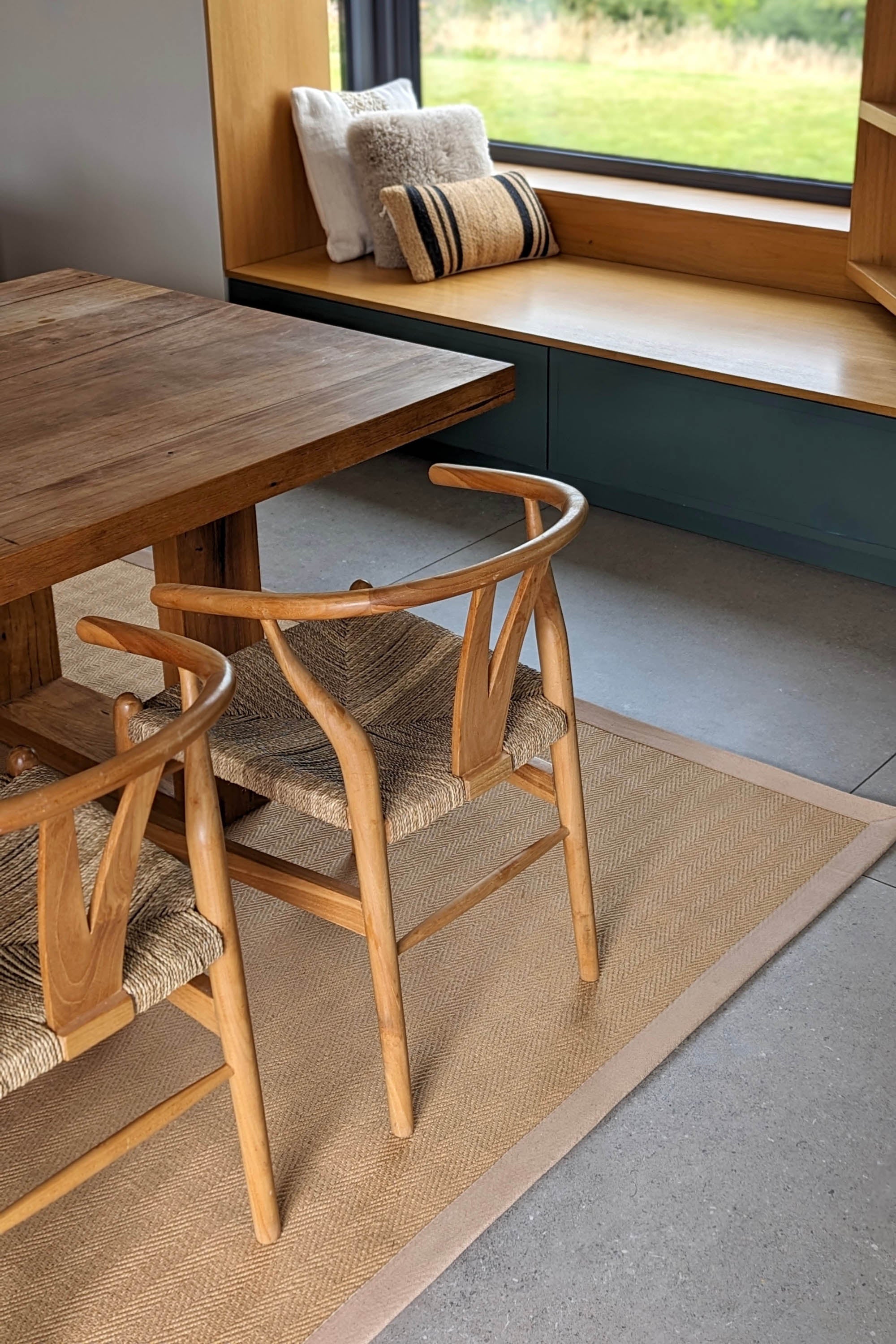 Sisal rug with herringbone pattern and beige linen border