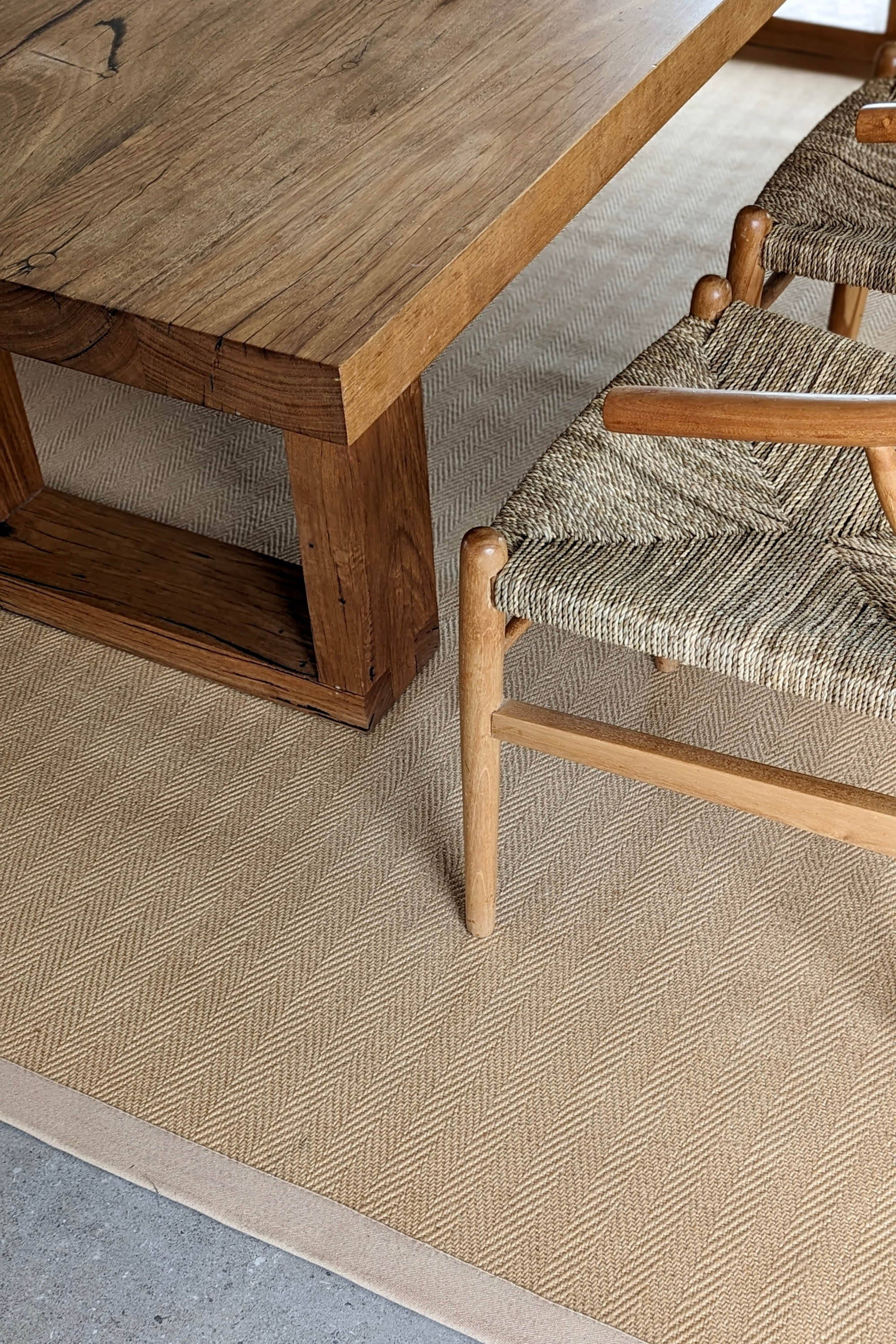 Sisal rug with herringbone pattern and beige linen border