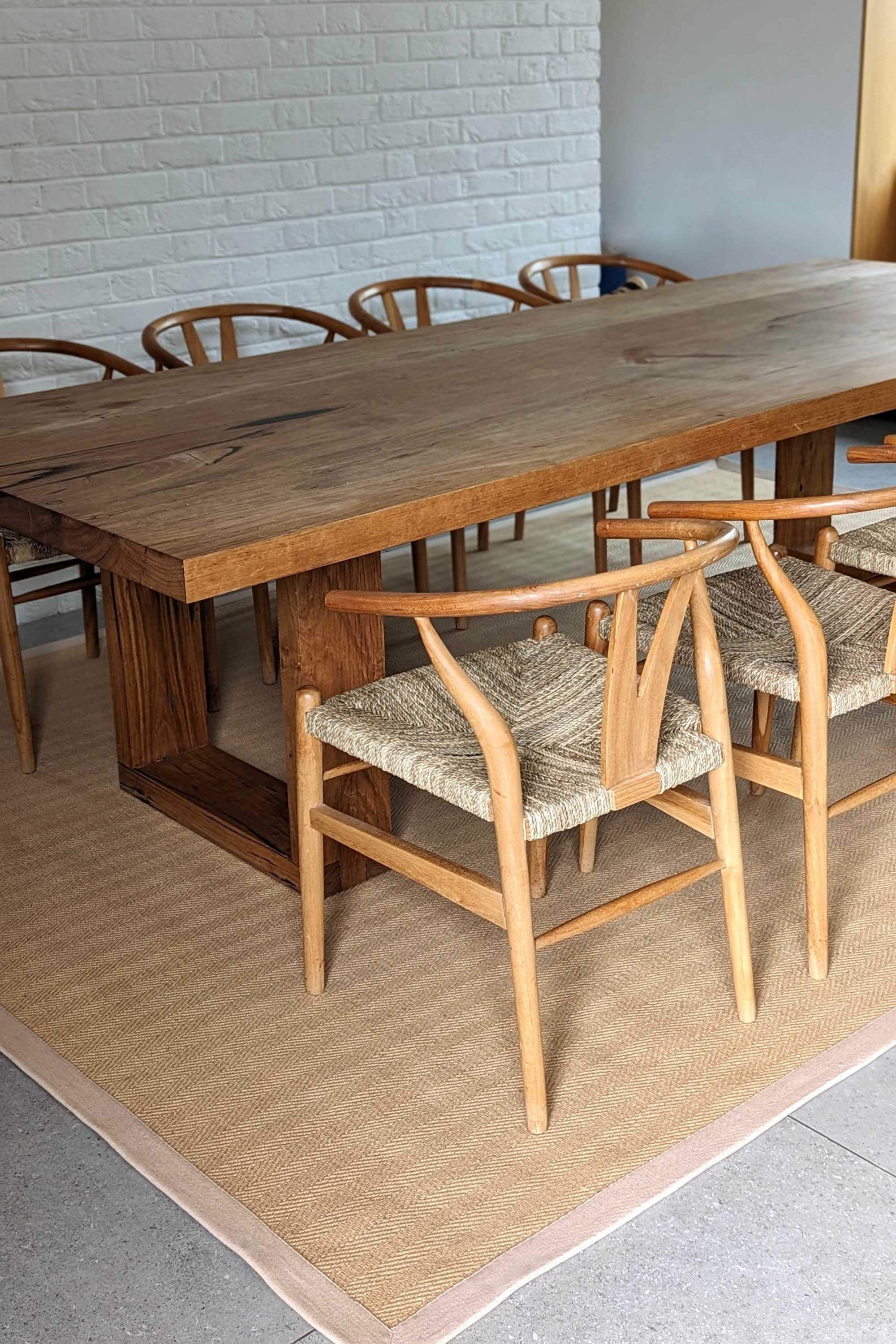 Sisal rug with herringbone pattern and beige linen border