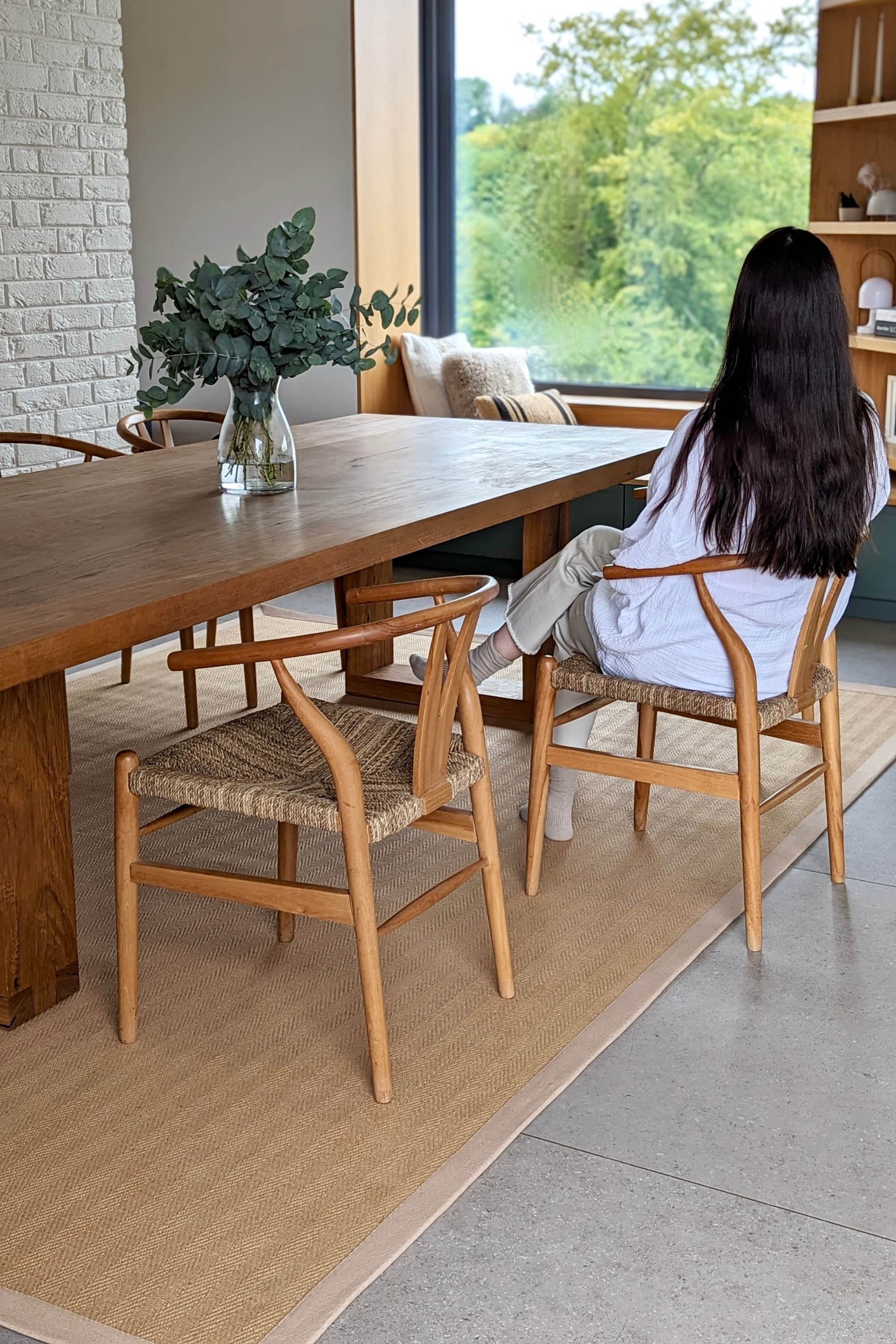 Sisal rug with herringbone pattern and beige linen border