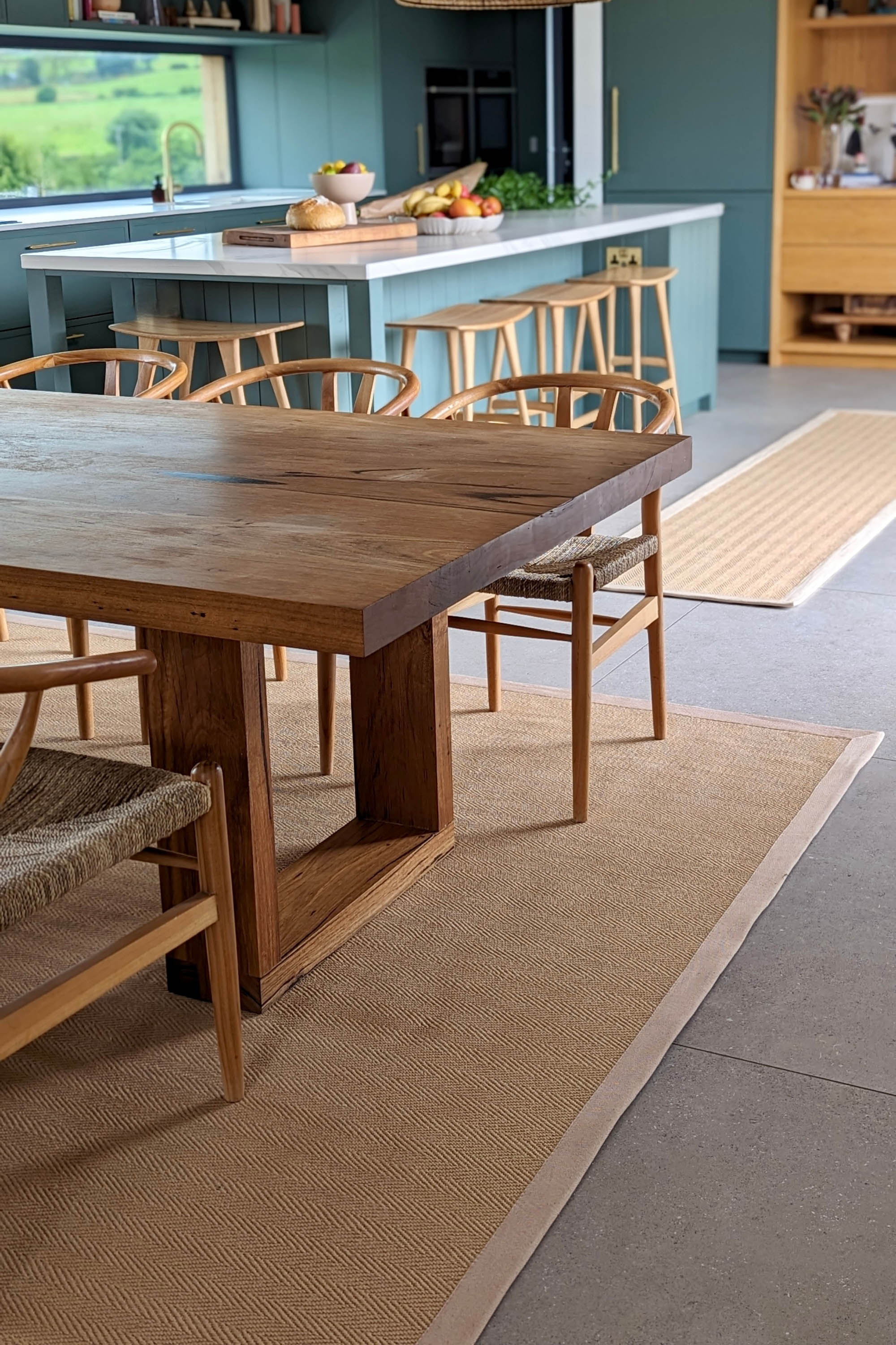 Sisal rug with herringbone pattern and beige linen border