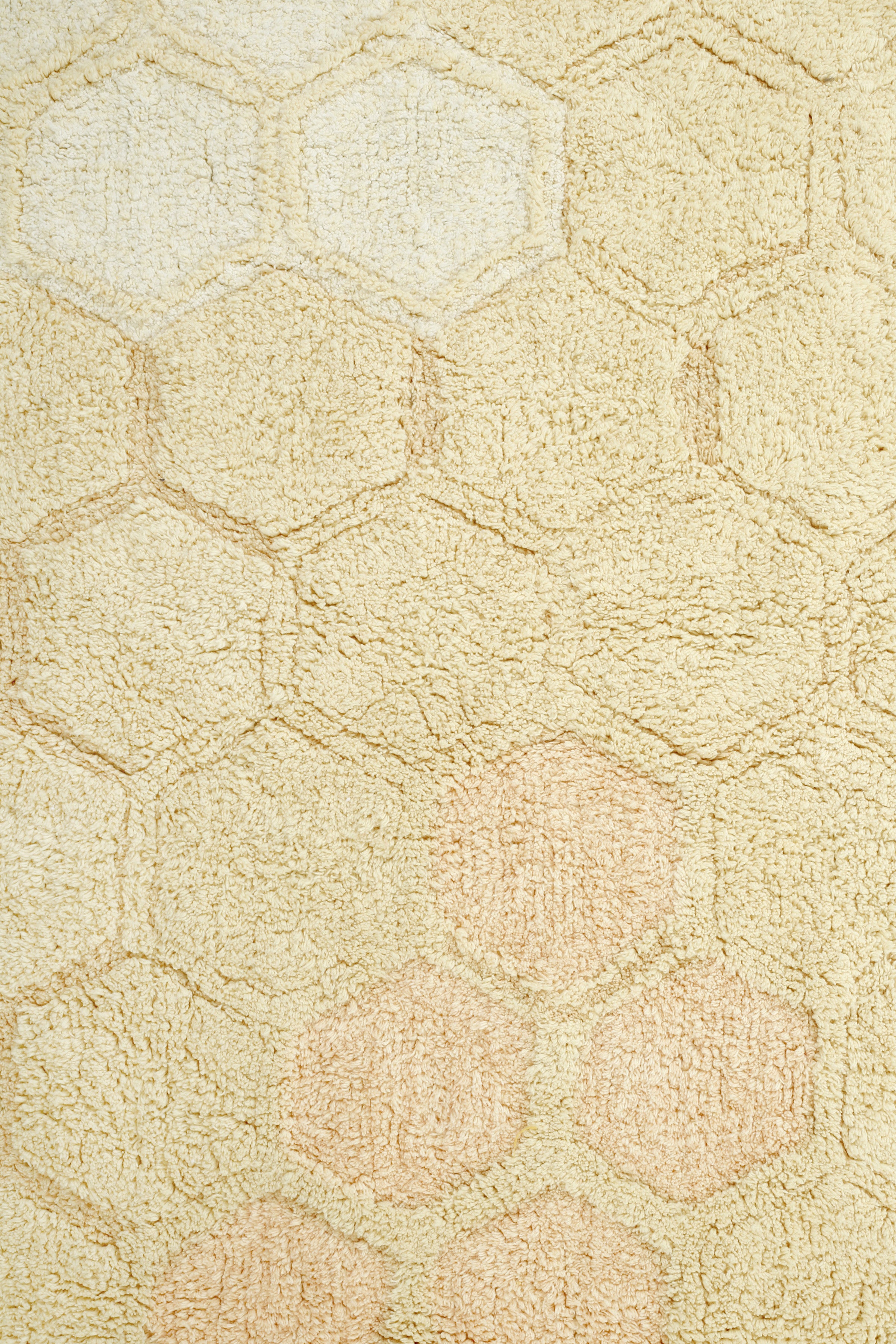 Rectangle gold rug with honeycomb pattern