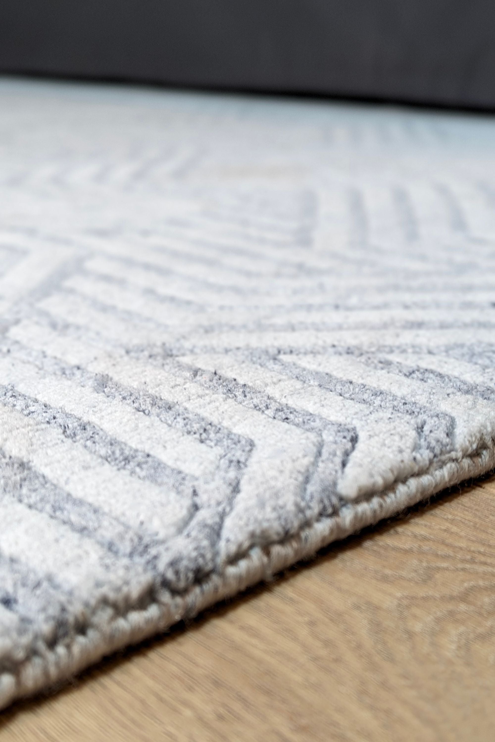 viscose and wool geometric rug in white and grey