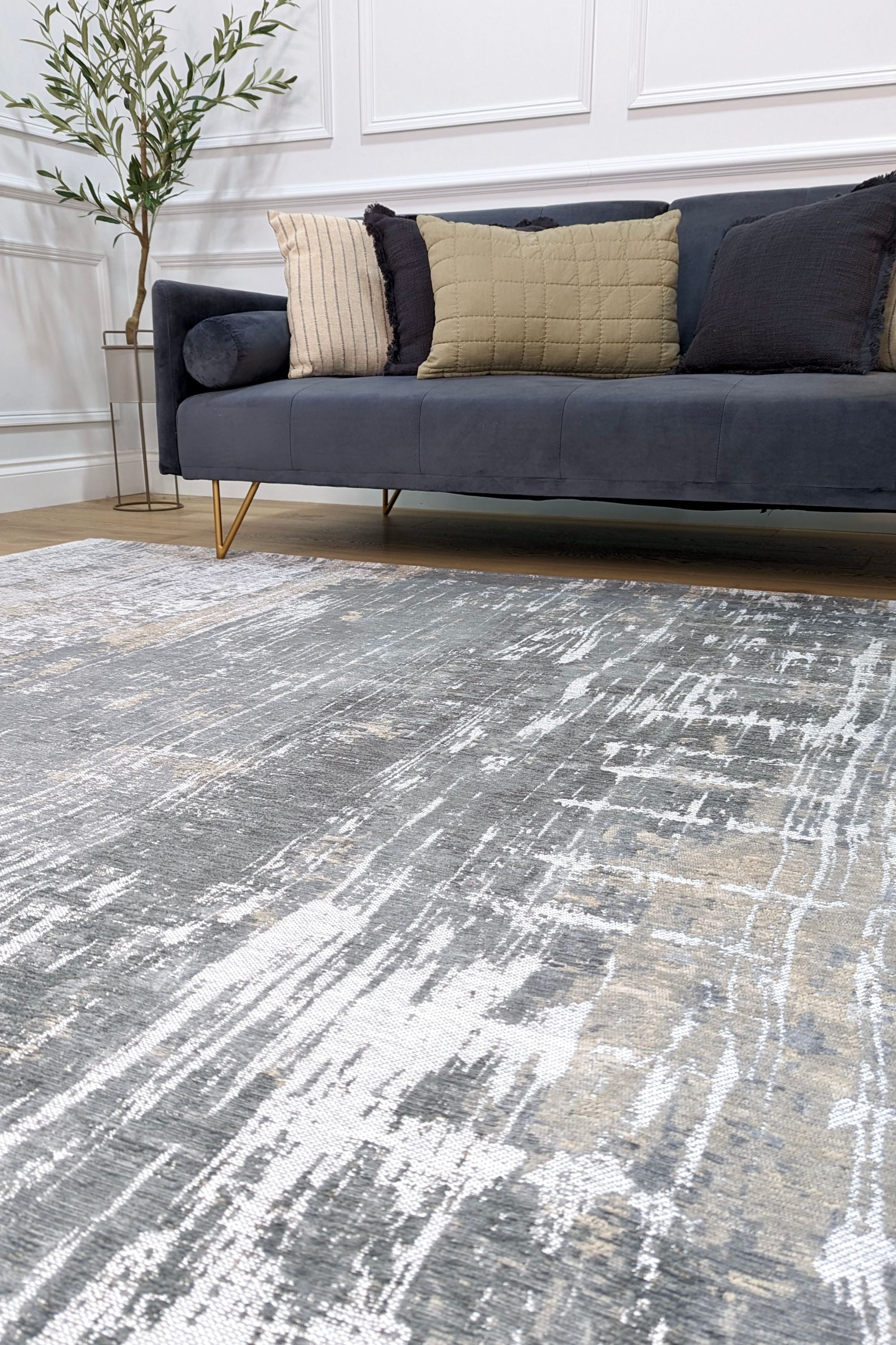 Flatweave rug with abstract stripe pattern in grey