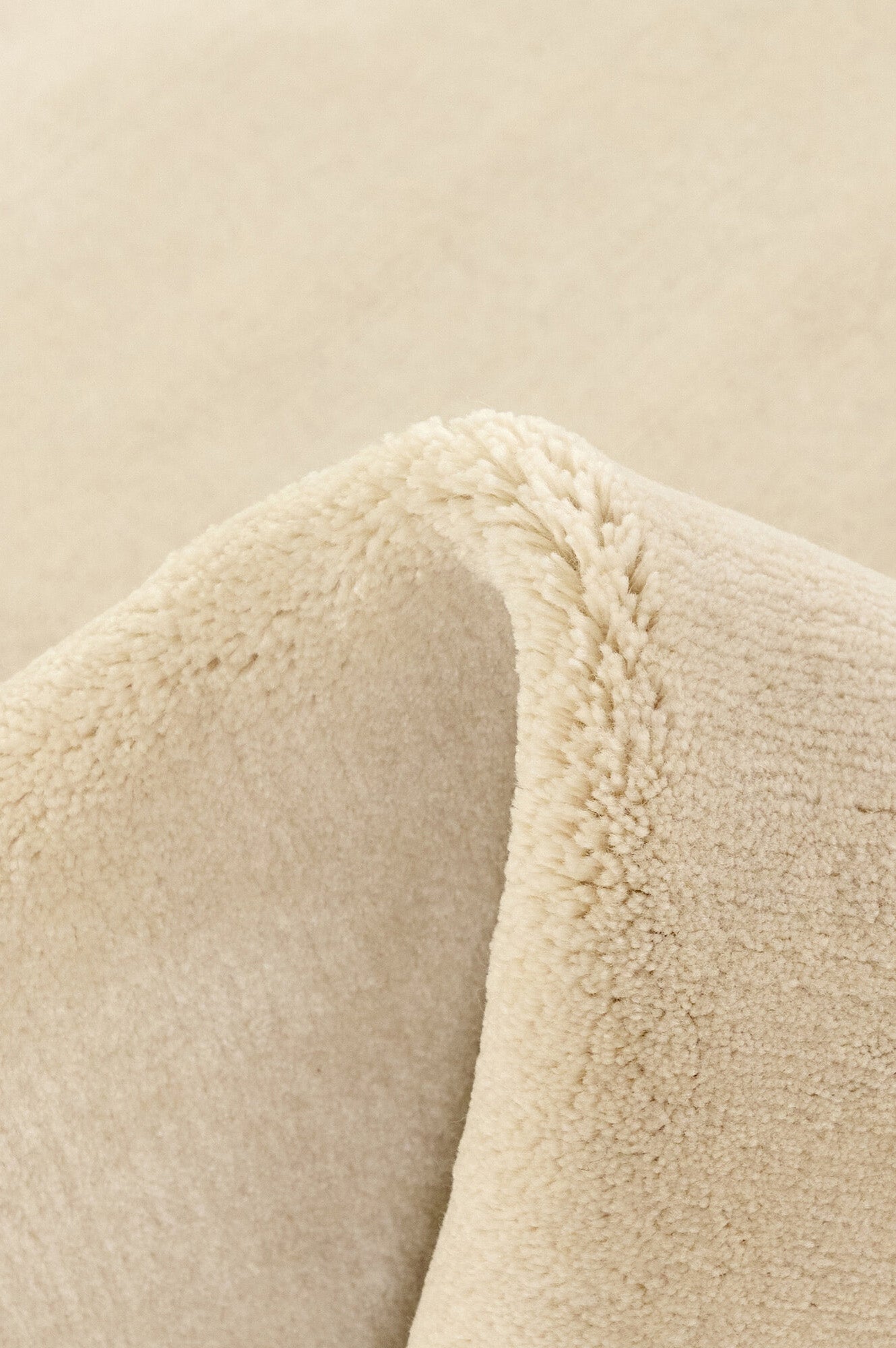 Luxury plain modern round cream rug