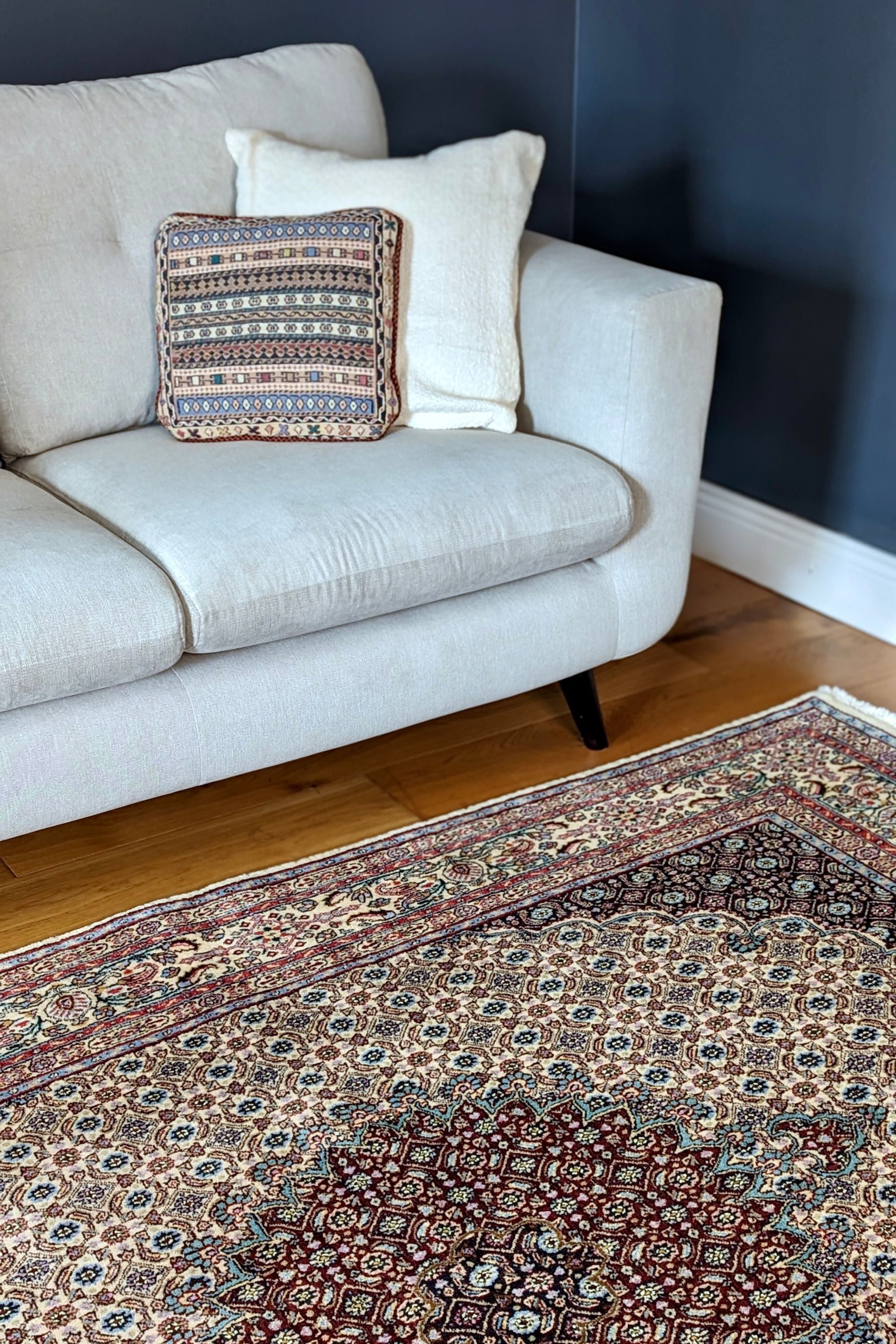 Traditional Bordered Moud Mahi rug with centre medallion