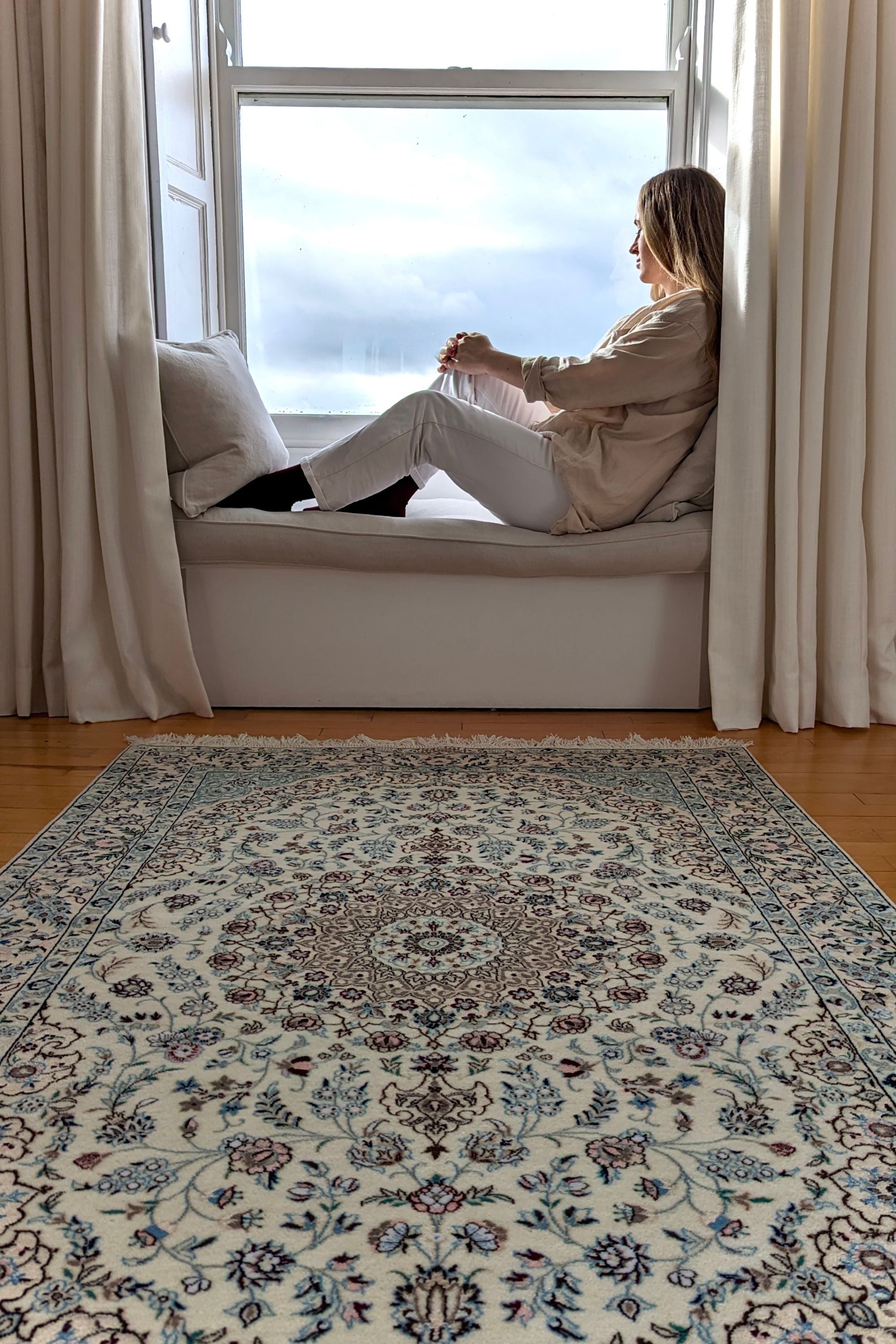 Cream Nain Persian rug with blue and red floral pattern