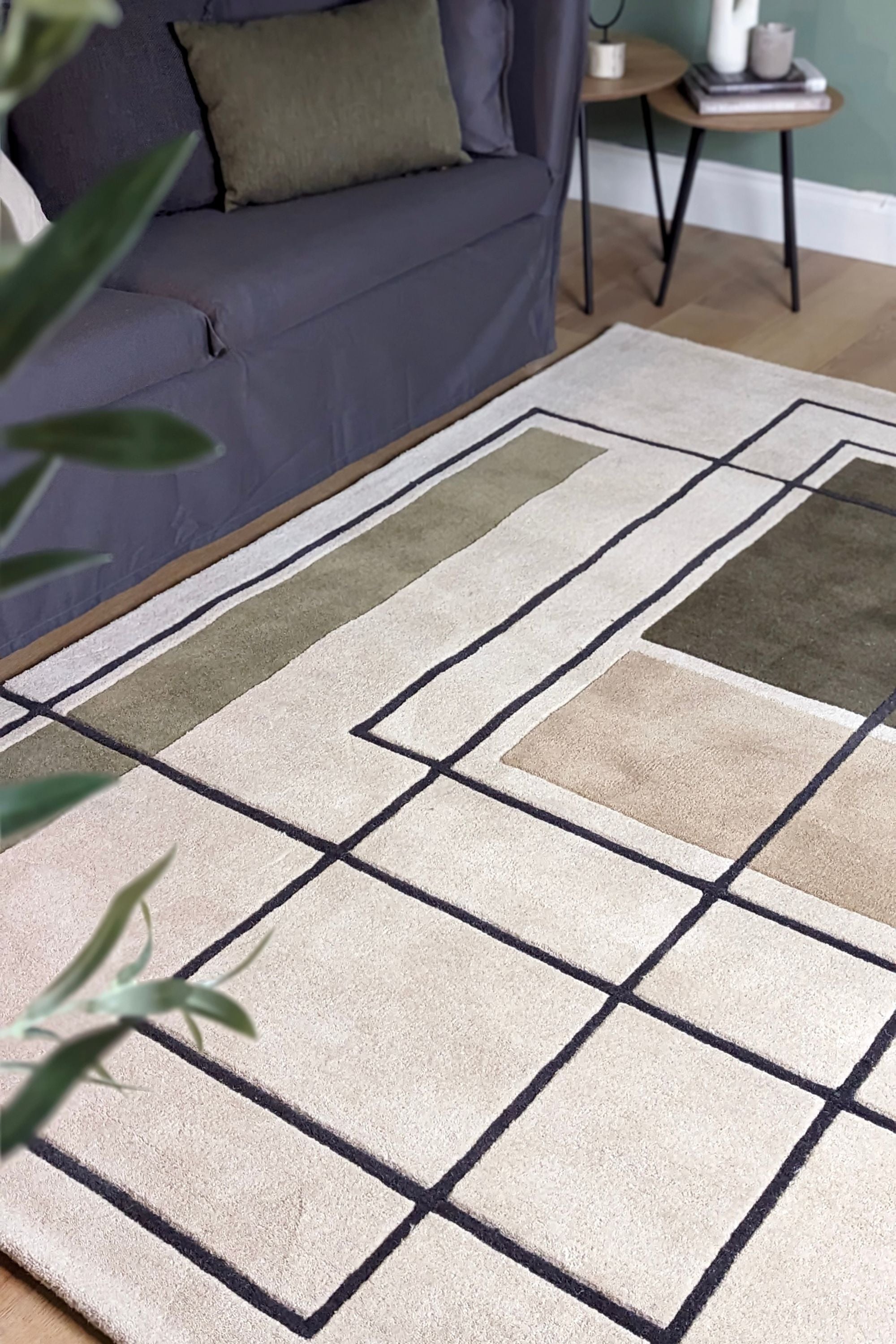 Geometric wool rug featuring a multicolour pattern