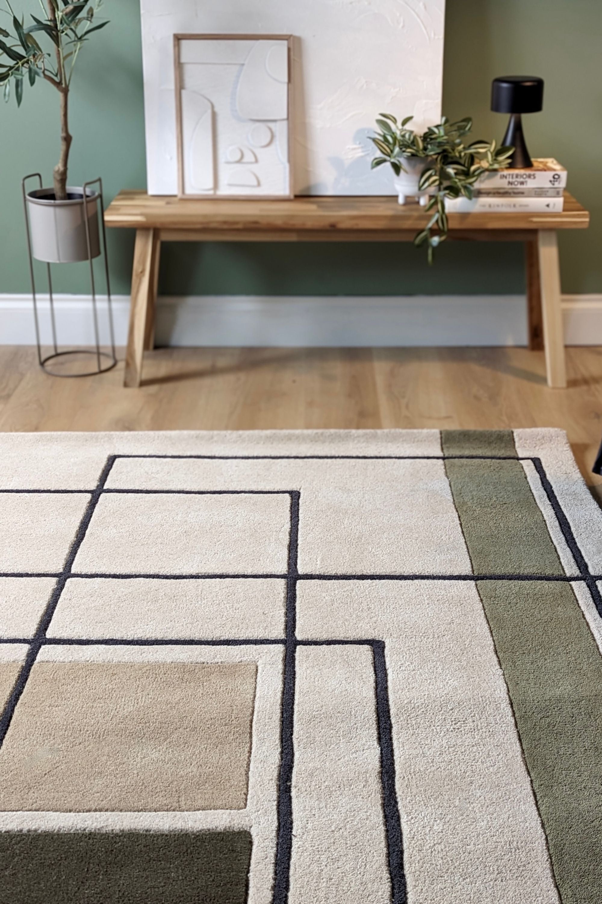 Geometric wool rug featuring a multicolour pattern