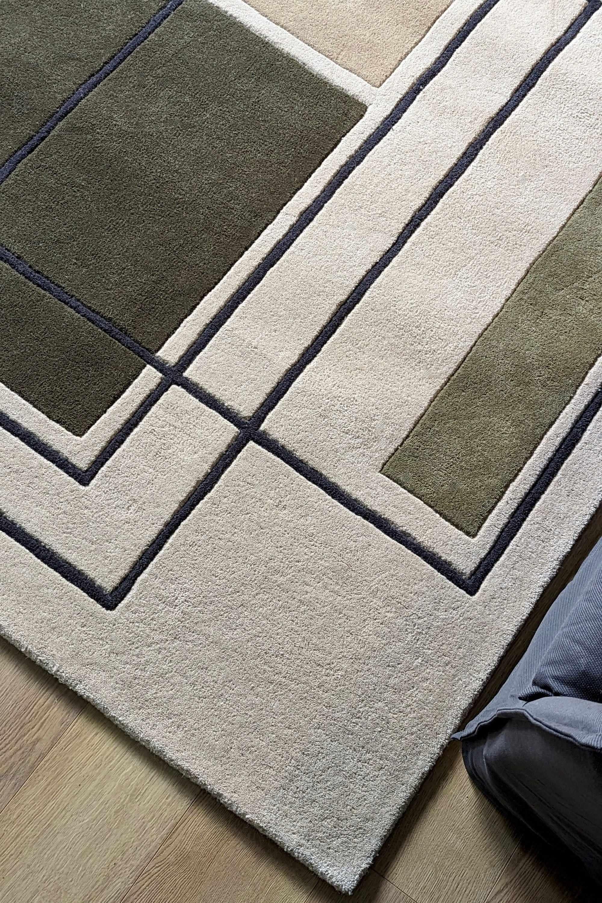 Geometric wool rug featuring a multicolour pattern
