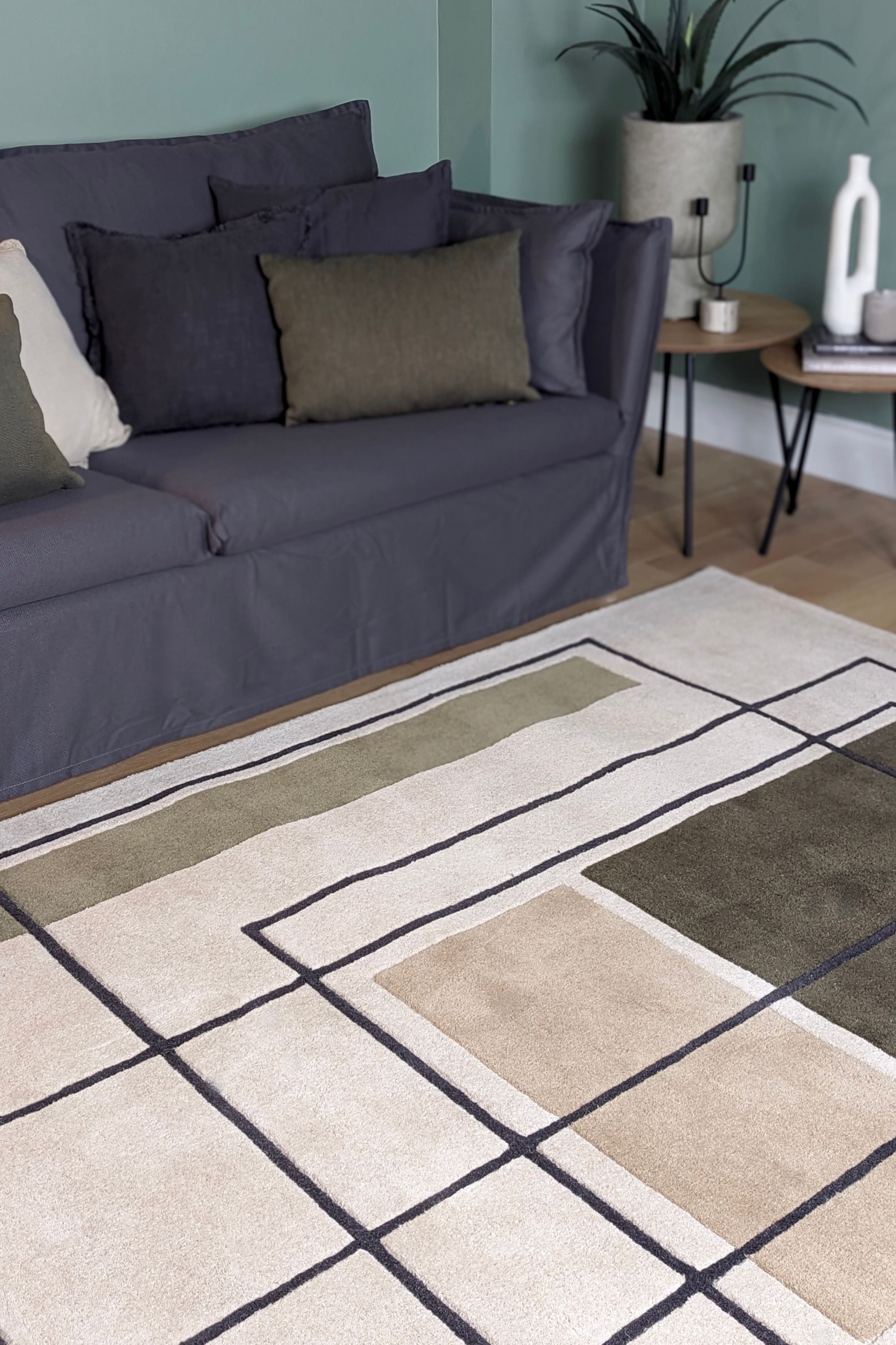 Geometric wool rug featuring a multicolour pattern