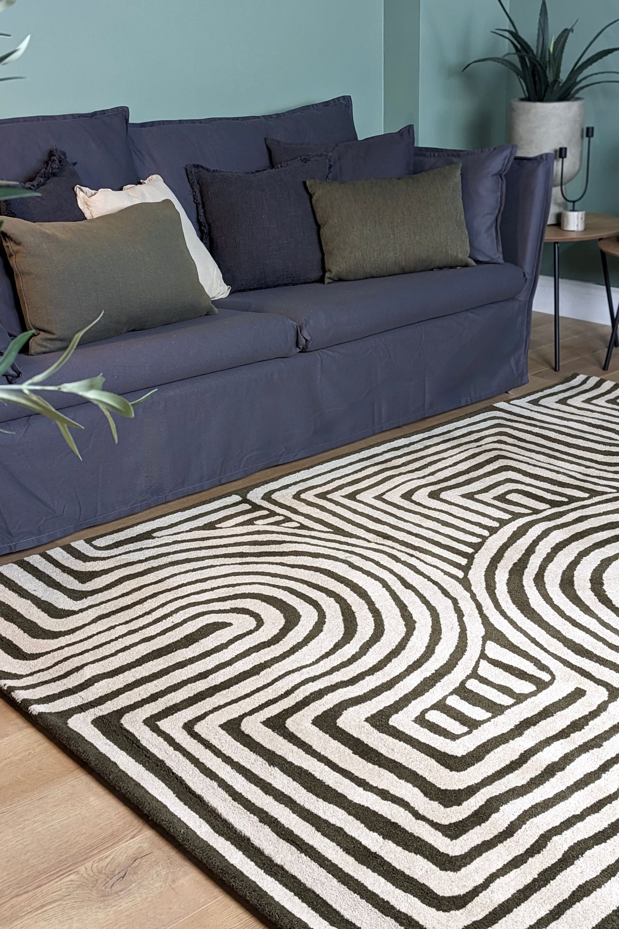 Geometric wool rug featuring a multicolour pattern