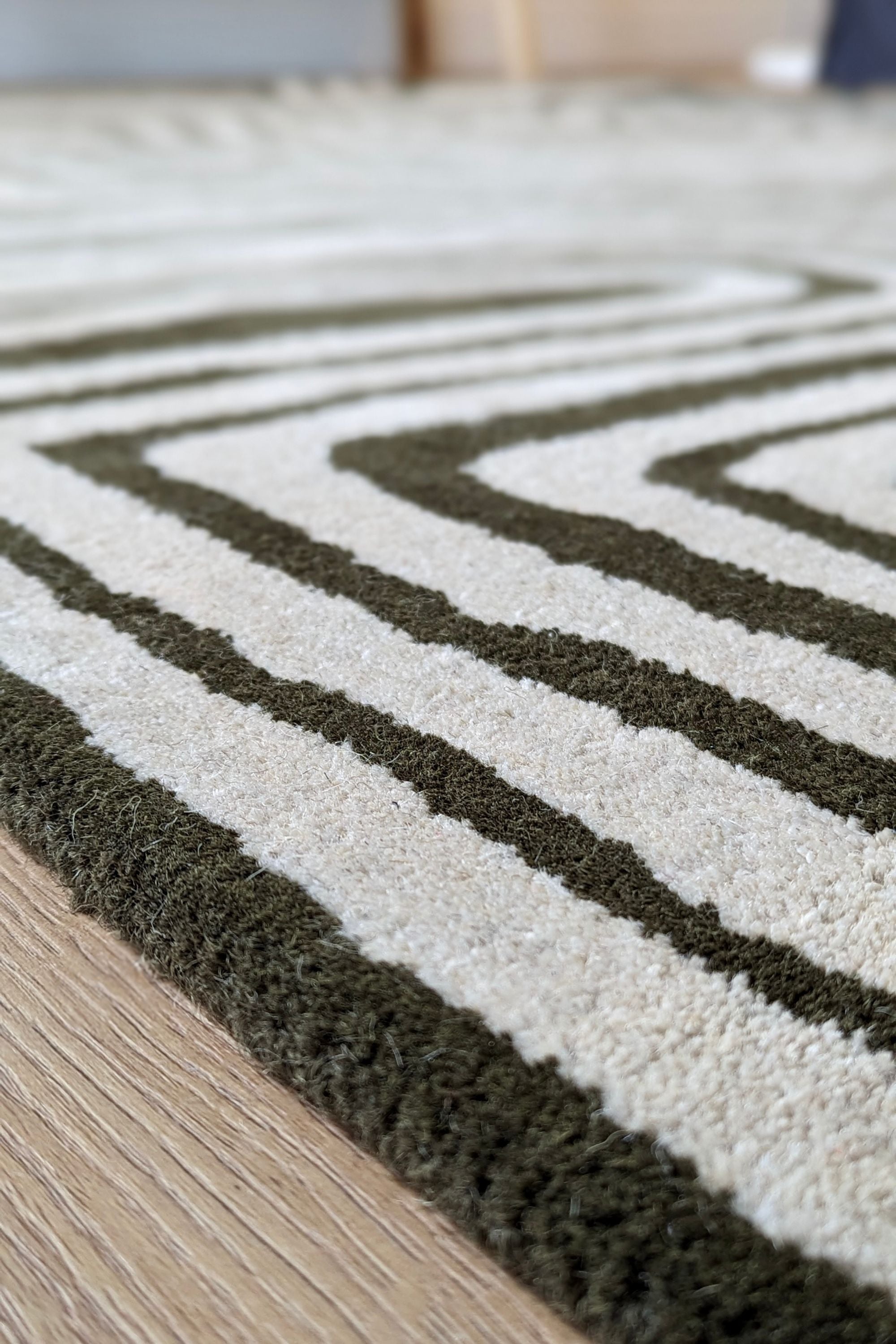 Geometric wool rug featuring a multicolour pattern