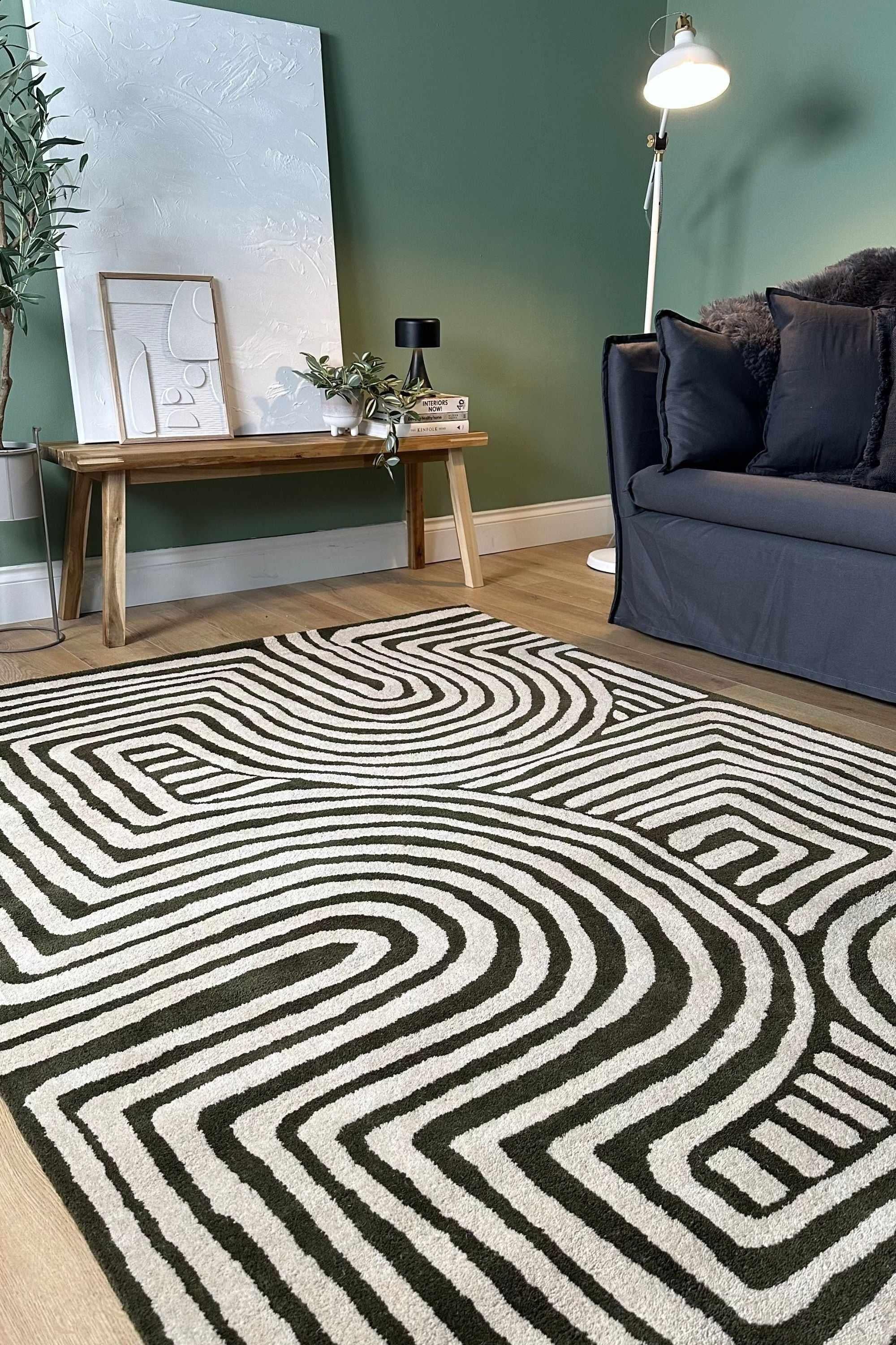 Geometric wool rug featuring a multicolour pattern