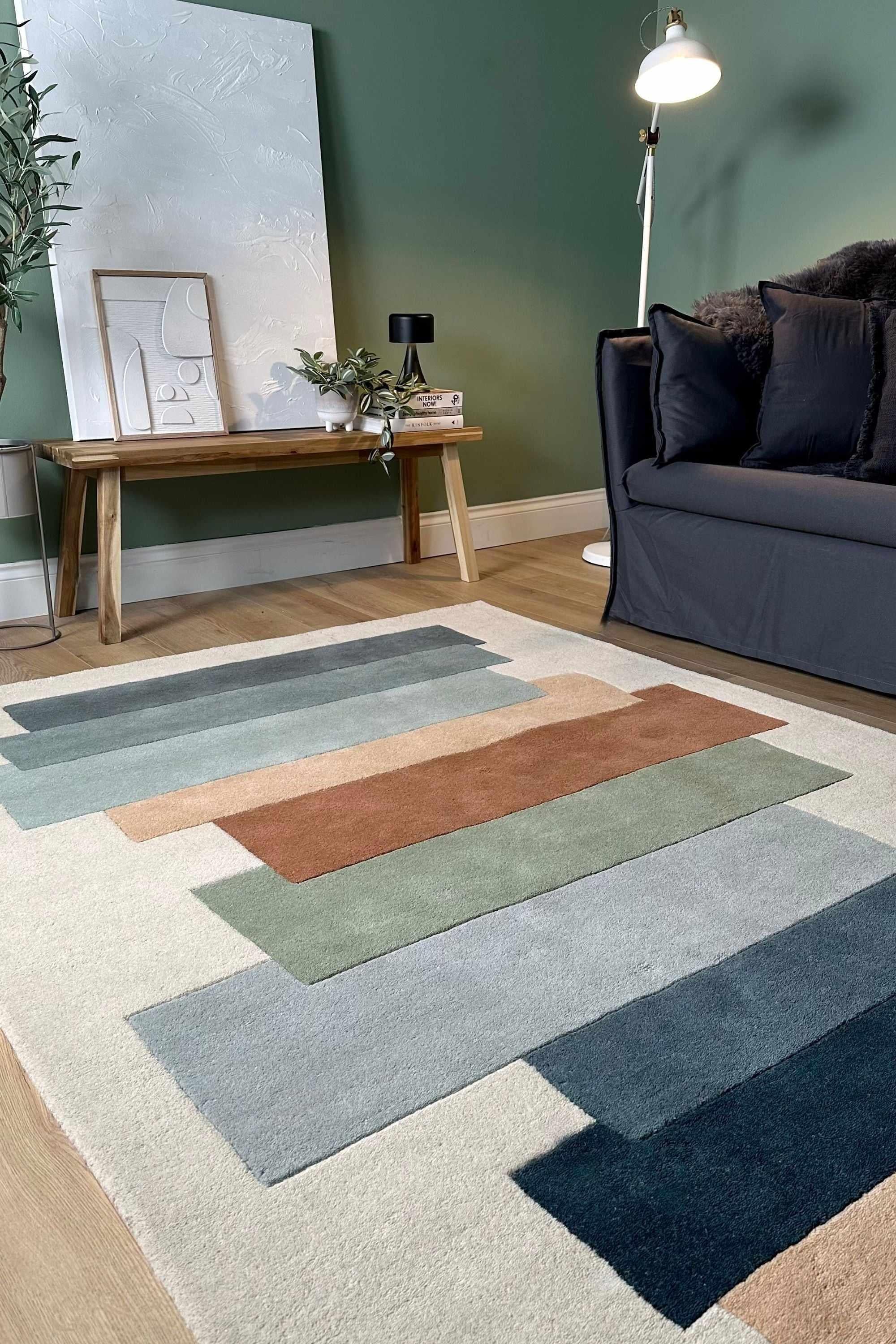 Geometric wool rug featuring a multicolour pattern