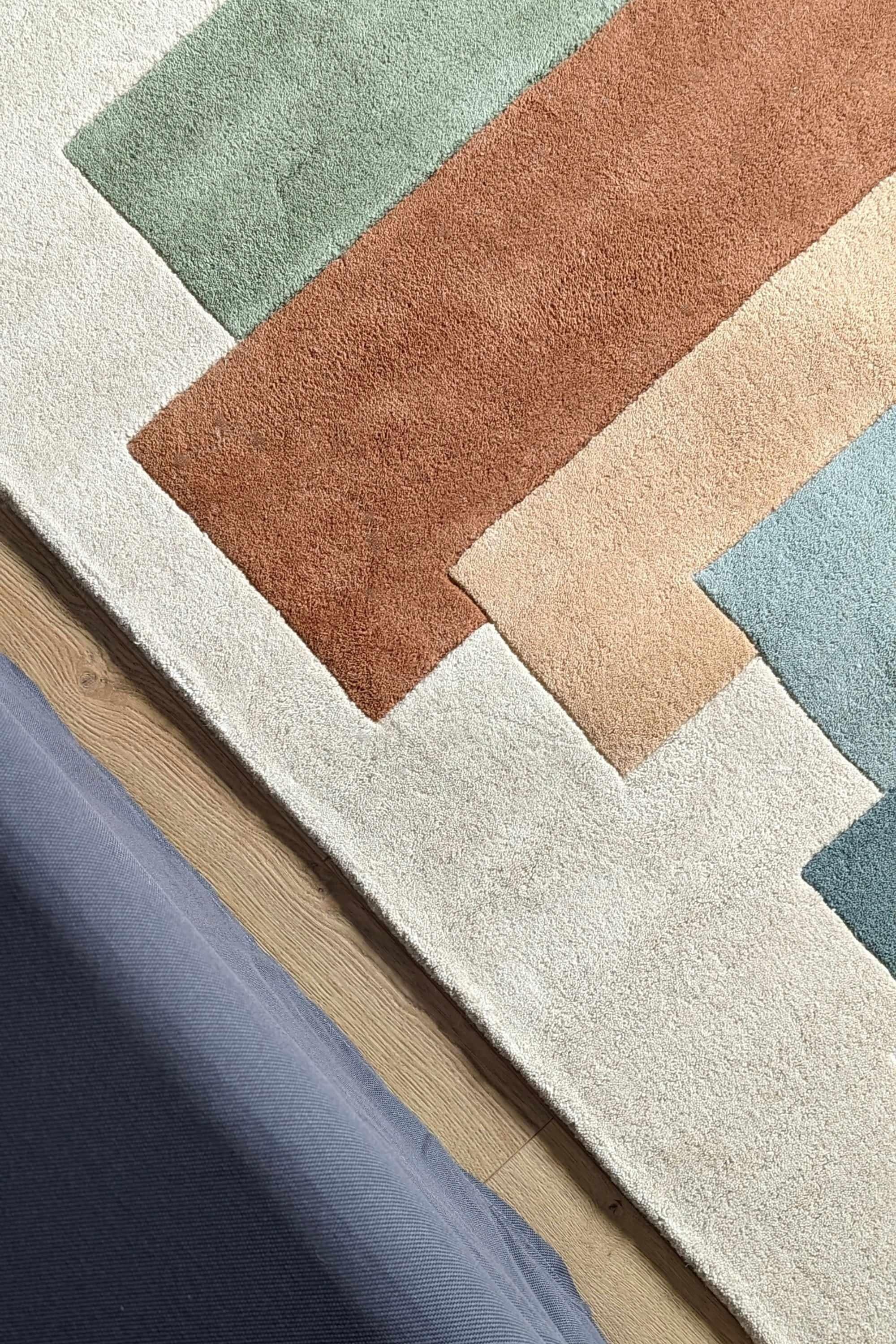 Geometric wool rug featuring a multicolour pattern