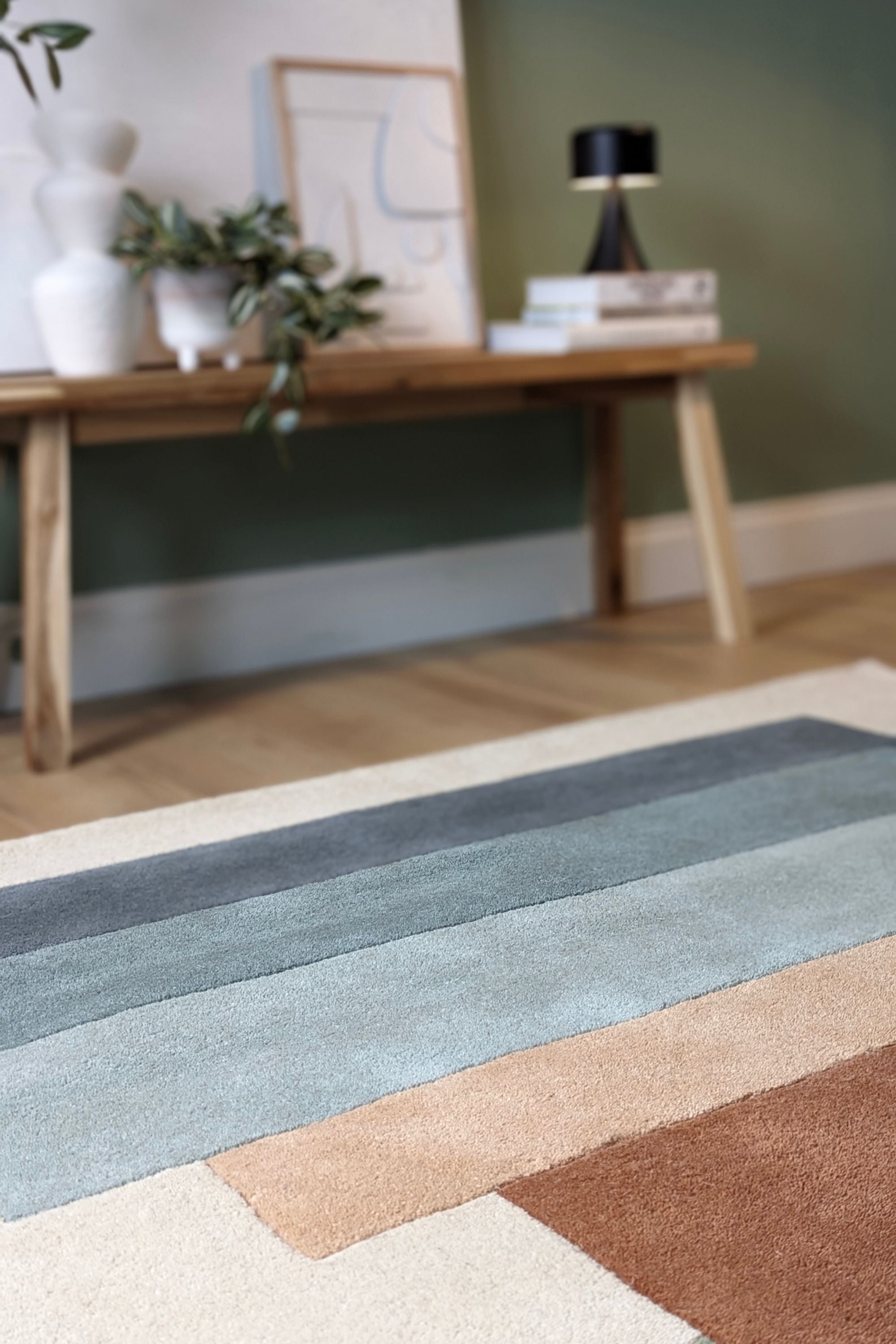 Geometric wool rug featuring a multicolour pattern