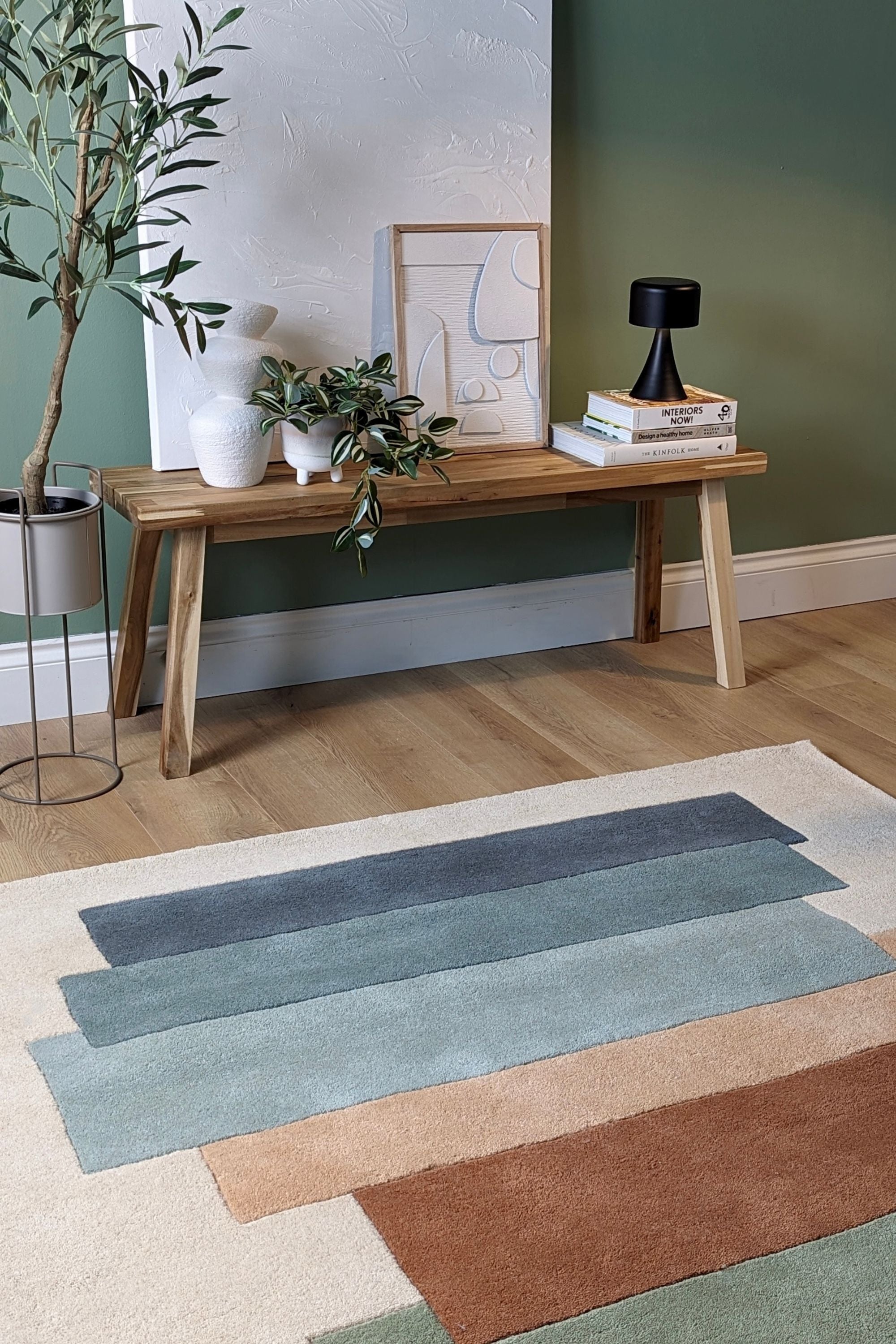 Geometric wool rug featuring a multicolour pattern