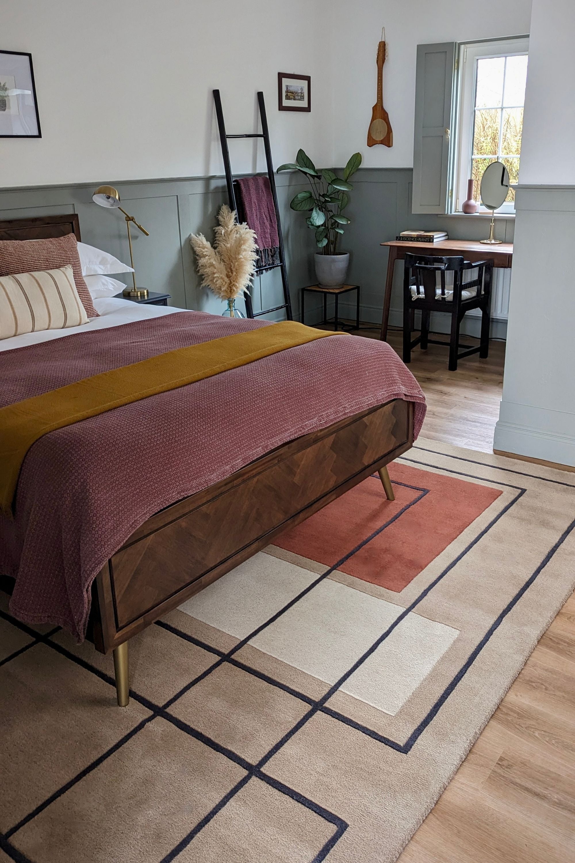 Geometric wool rug featuring a minimal pattern