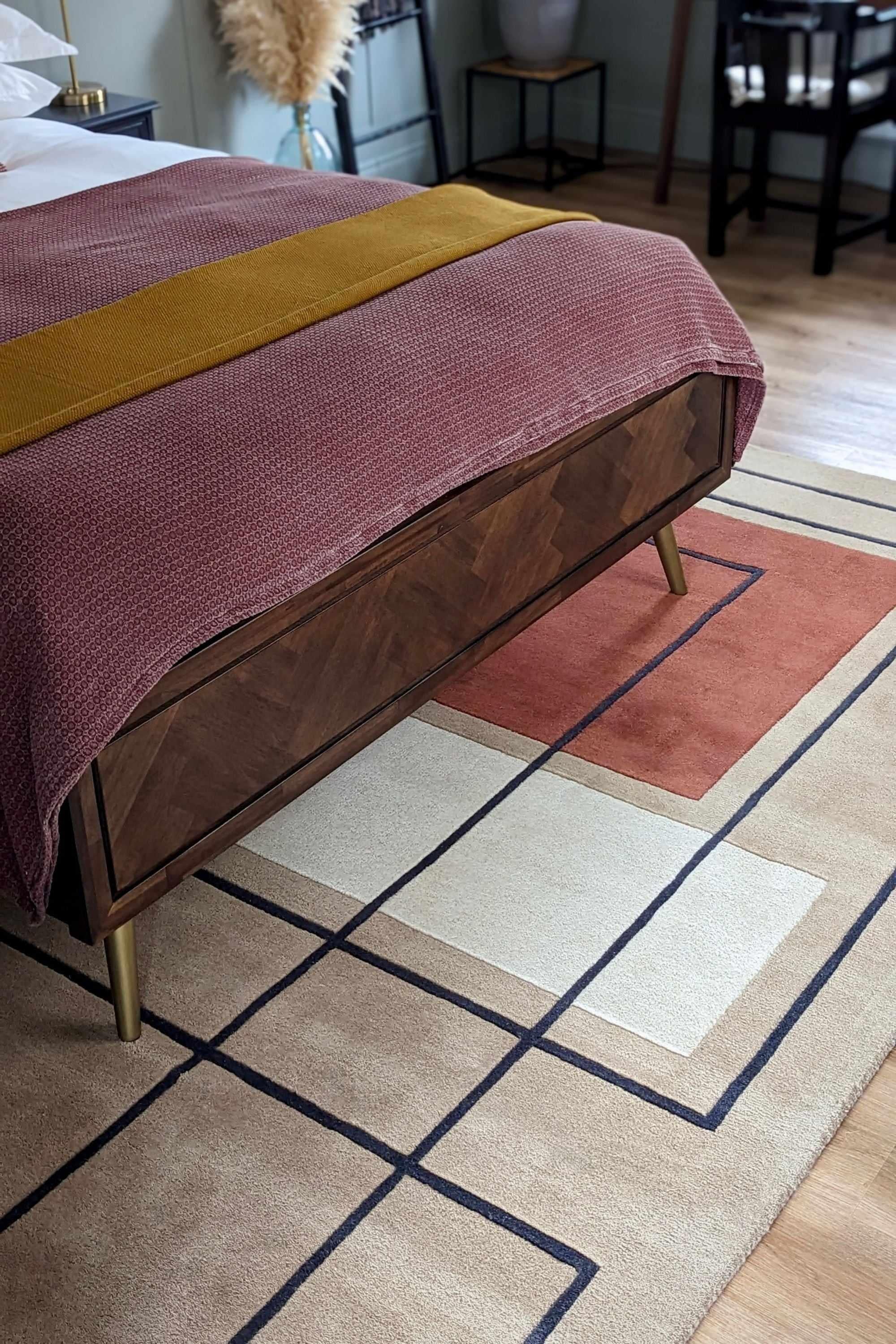 Geometric wool rug featuring a minimal pattern
