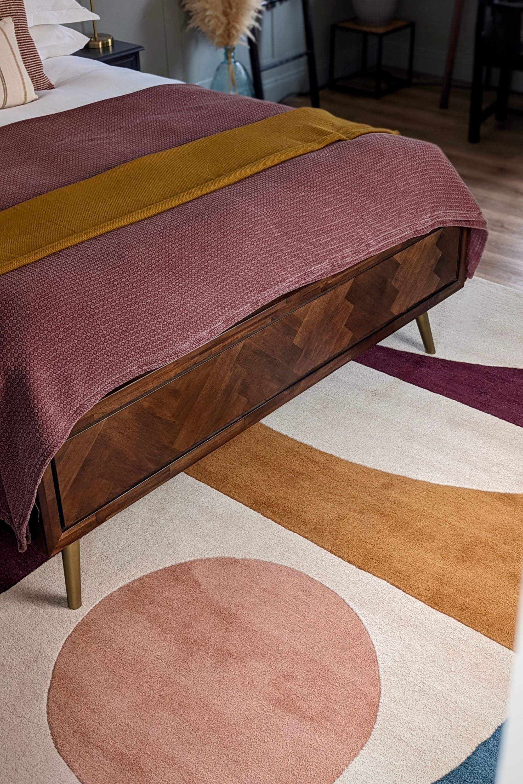 Geometric wool rug featuring a multicolour pattern
