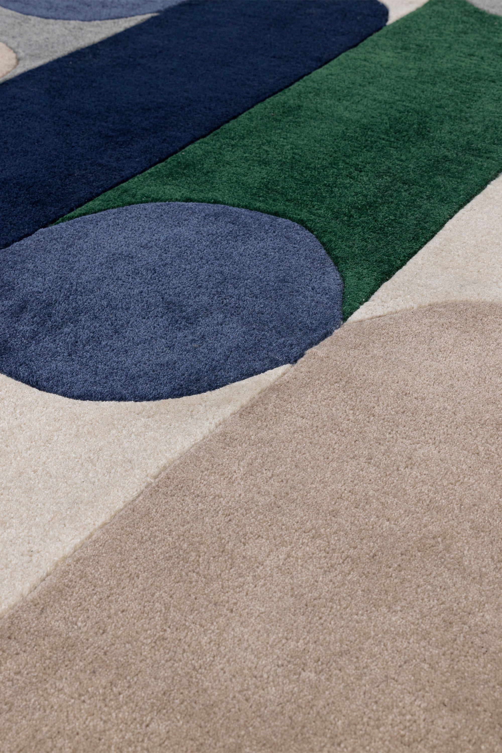 Multicolour retro rug with linear and circle pattern